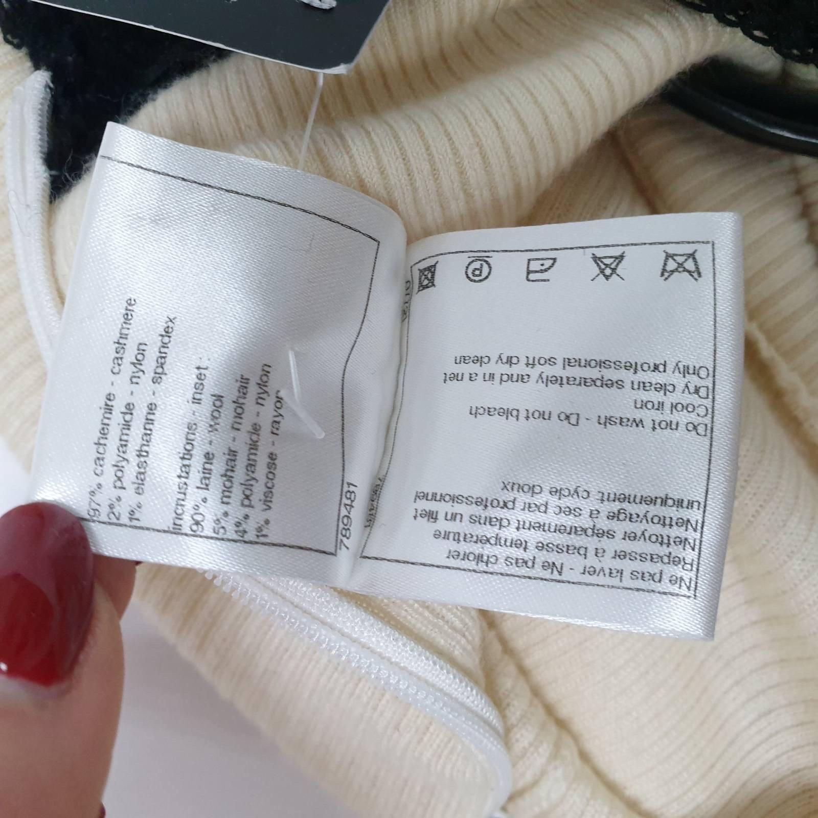 Chanel Wite Black Cashmere Turtleneck Sweater In Good Condition For Sale In Krakow, PL