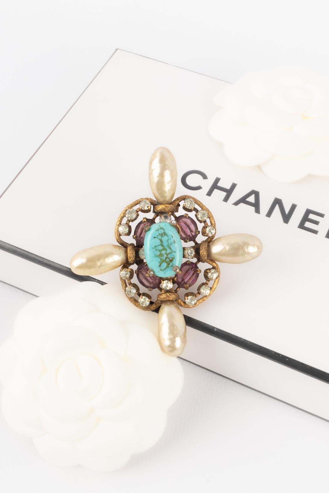 Chanel avec broche goutte en verre, perles, strass et perles Excellent état à SAINT-OUEN-SUR-SEINE, FR