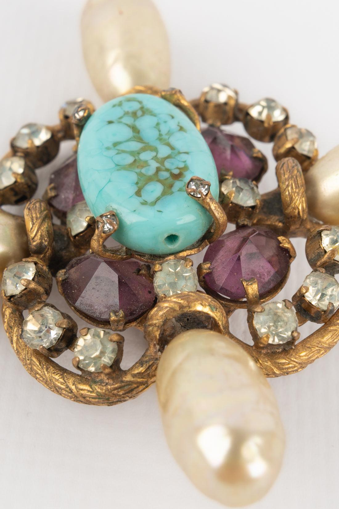 Chanel avec broche goutte en verre, perles, strass et perles 1