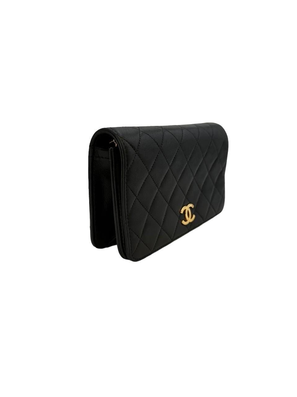 Borsa firmata Chanel, modello Wallet On Chain, realizzata in pelle trapuntata nera con hardware dorati. Dotata di una patta frontale con chiusura a incastro e logo ”CC”. Munita di una tracolla a scorrimento realizzata in pelle e catena intrecciata.
