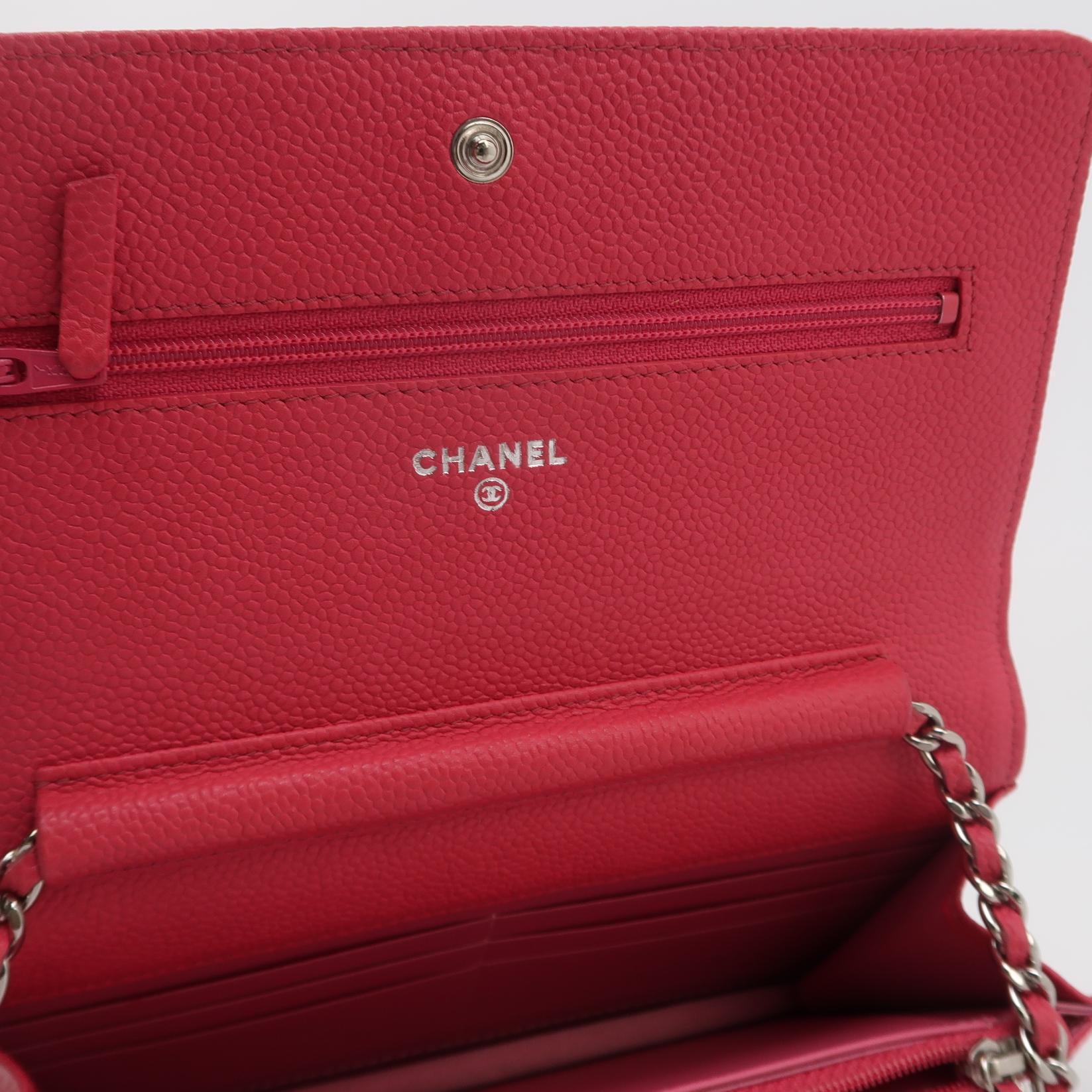 Chanel Portefeuille WOC sur chaîne Cuir caviar fuchsia avec logo émaillé en vente 5