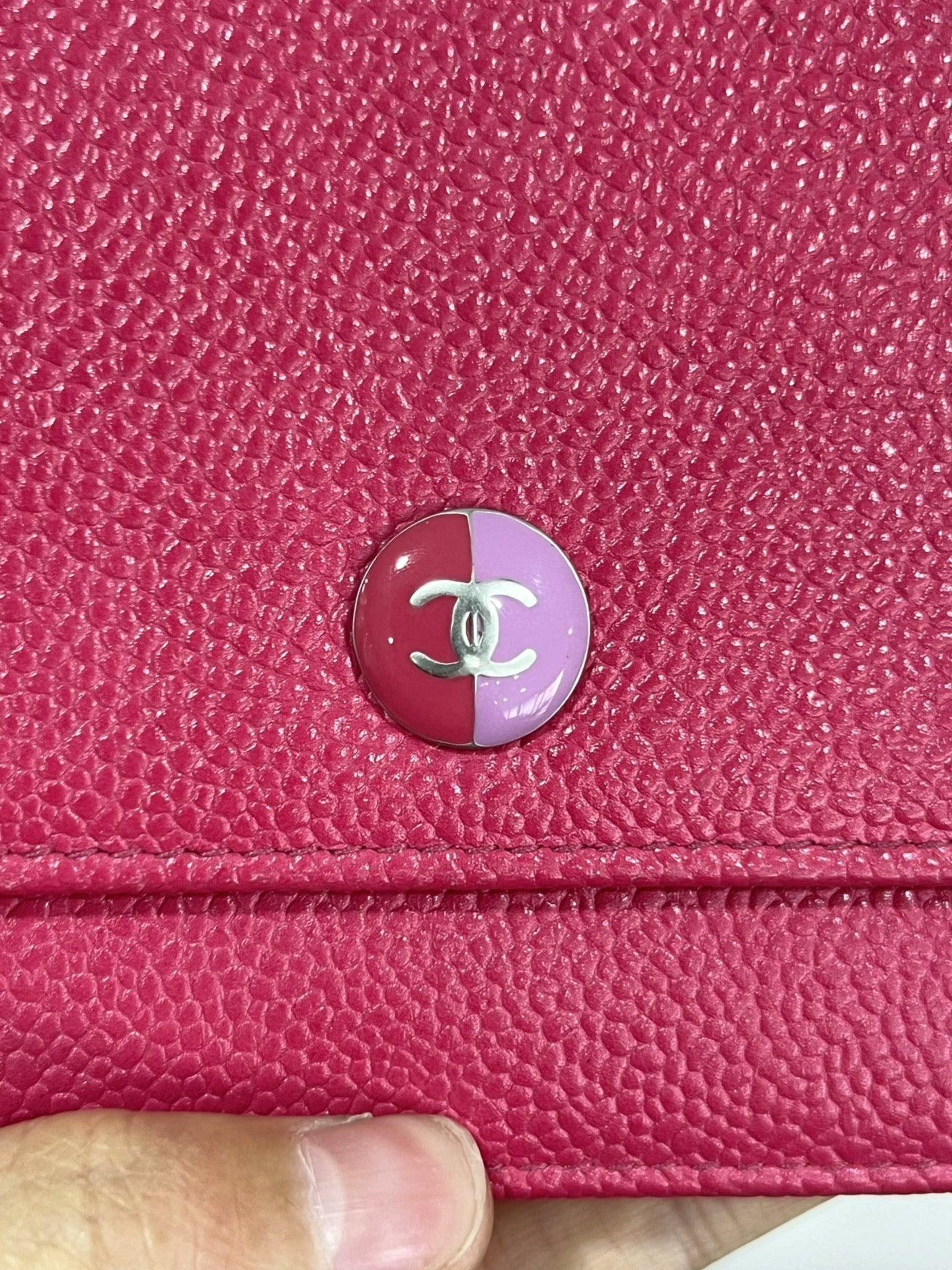Chanel WOC Wallet on Chain Fuchsia Caviar Leather with Enamel Logo For Sale 5