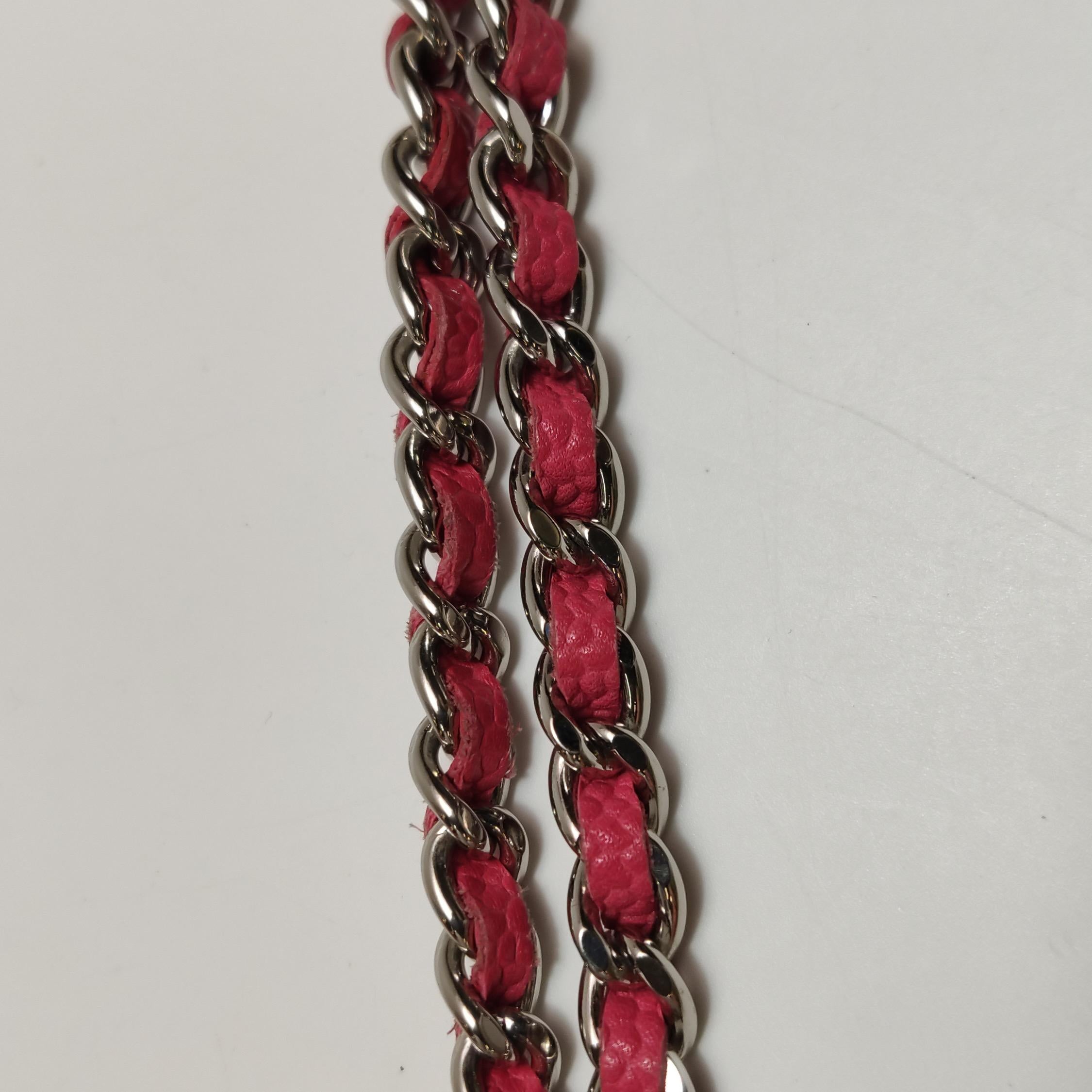 Chanel Portefeuille WOC sur chaîne Cuir caviar fuchsia avec logo émaillé en vente 6