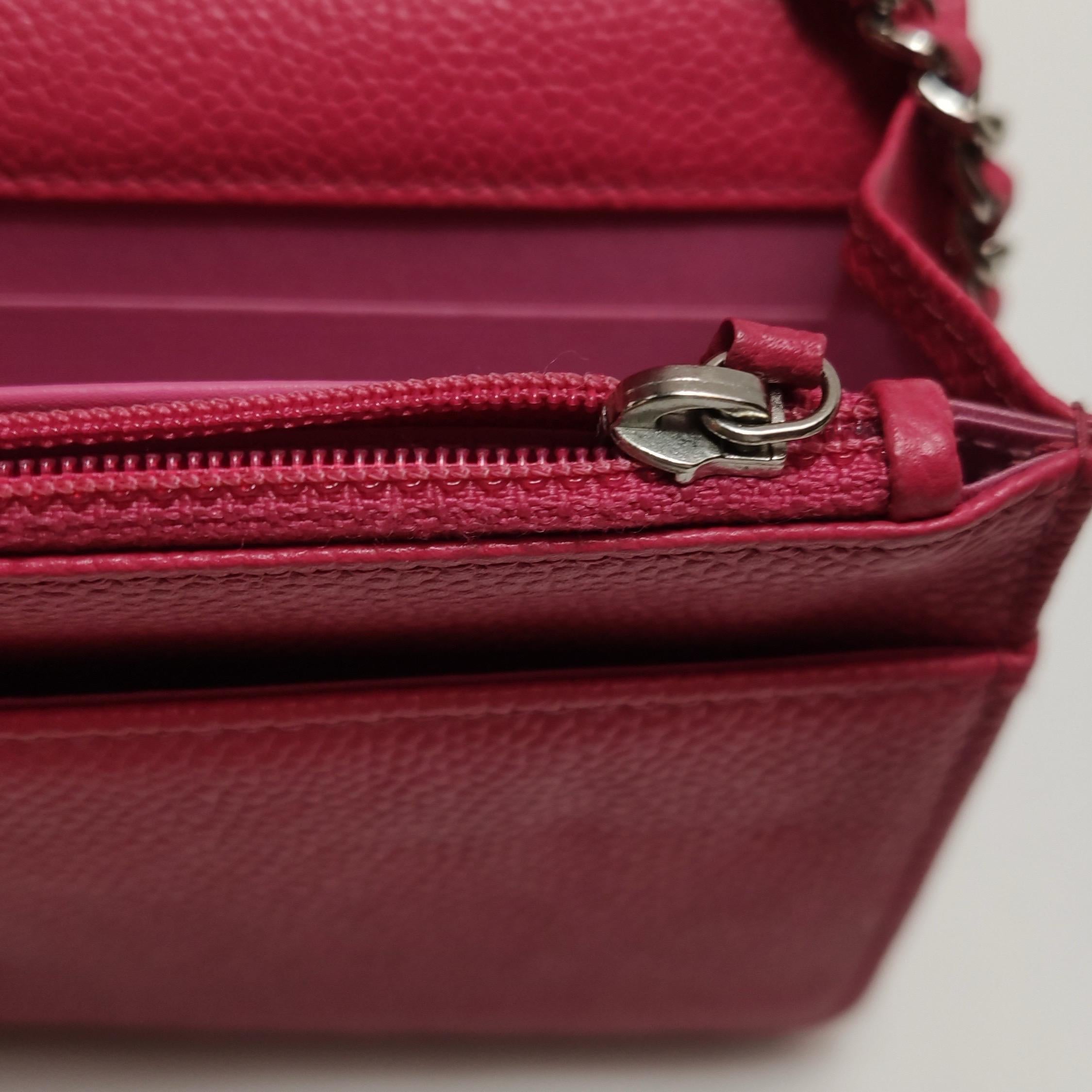 Chanel Portefeuille WOC sur chaîne Cuir caviar fuchsia avec logo émaillé en vente 7