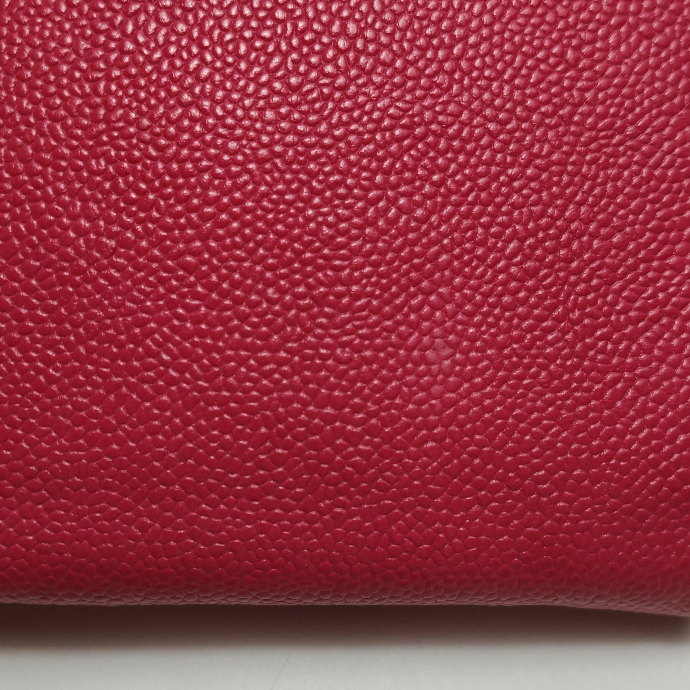 Chanel Portefeuille WOC sur chaîne Cuir caviar fuchsia avec logo émaillé en vente 8