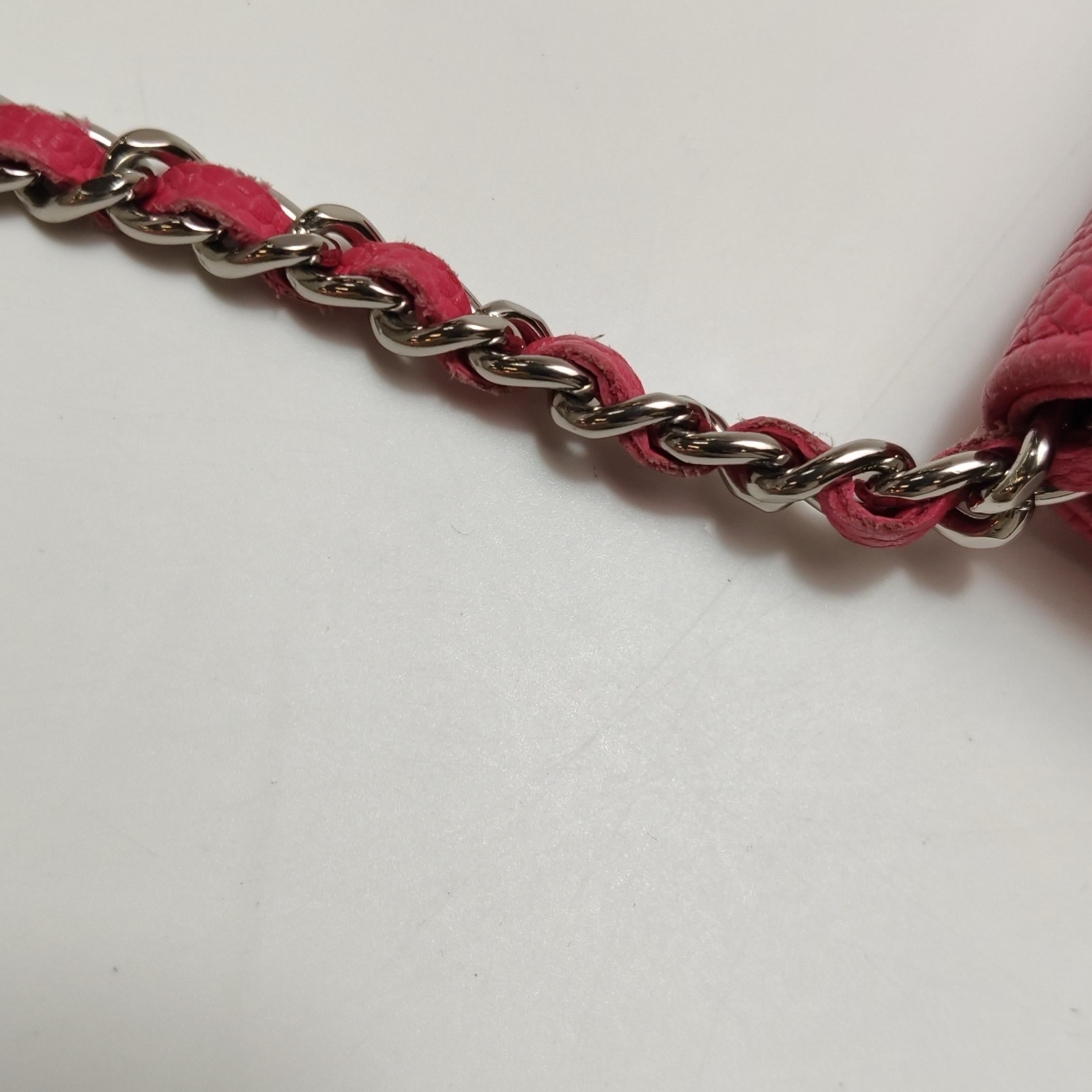 Chanel Portefeuille WOC sur chaîne Cuir caviar fuchsia avec logo émaillé en vente 9