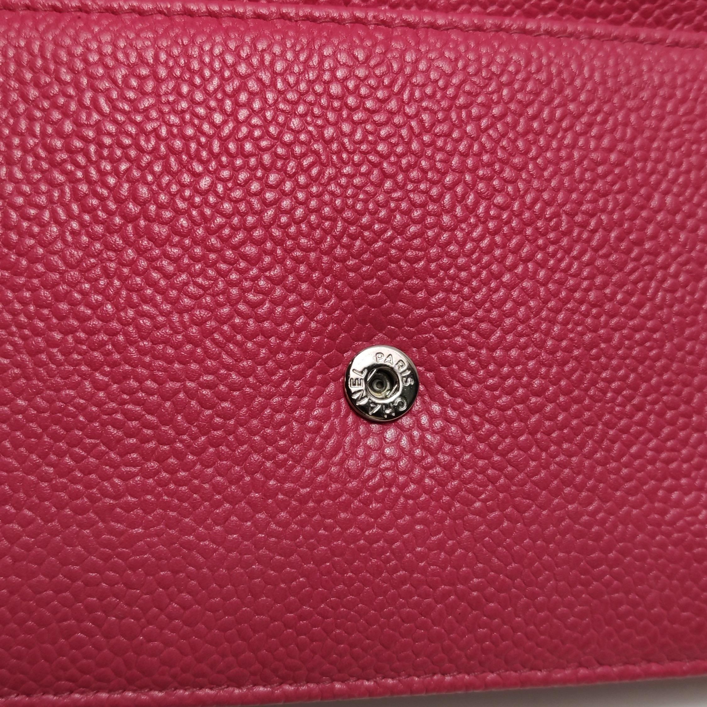 Chanel Portefeuille WOC sur chaîne Cuir caviar fuchsia avec logo émaillé en vente 10