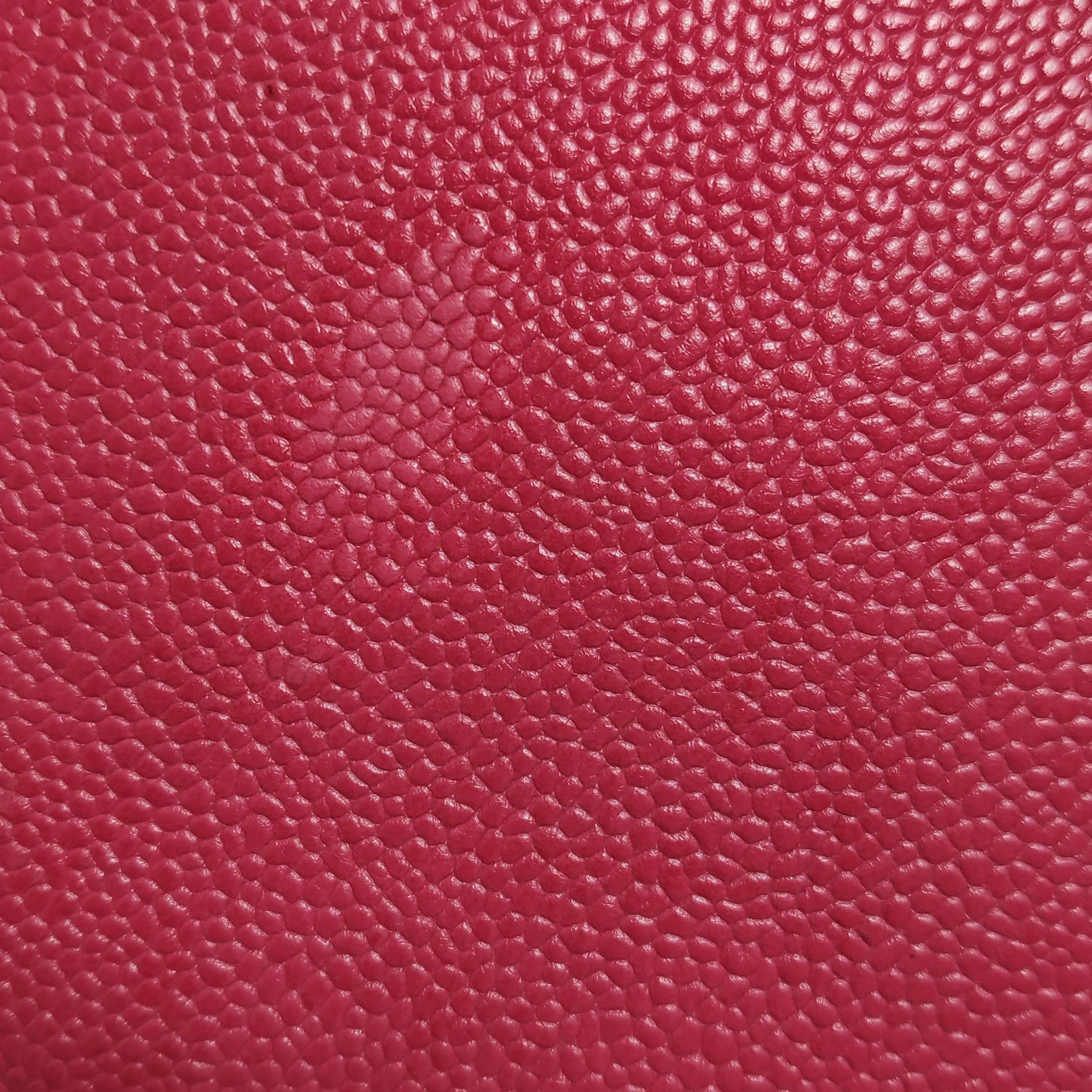 Chanel Portefeuille WOC sur chaîne Cuir caviar fuchsia avec logo émaillé en vente 11