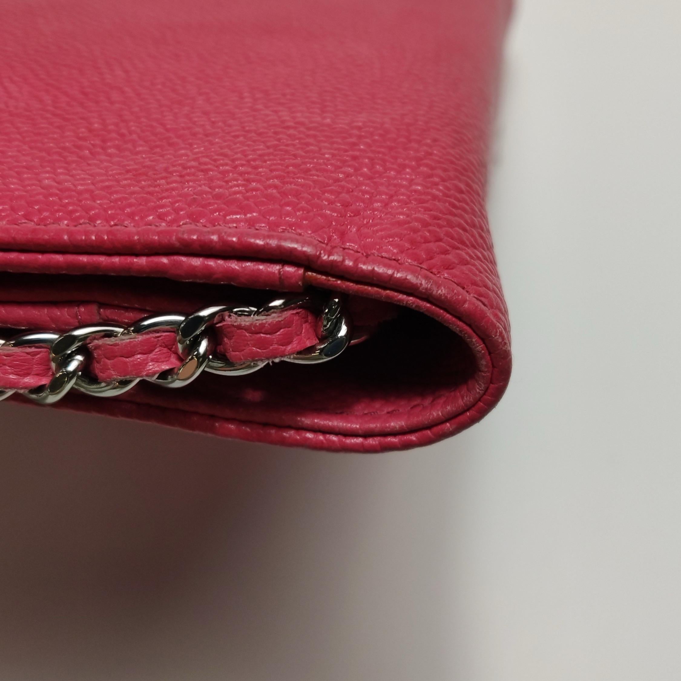 Chanel Portefeuille WOC sur chaîne Cuir caviar fuchsia avec logo émaillé en vente 12