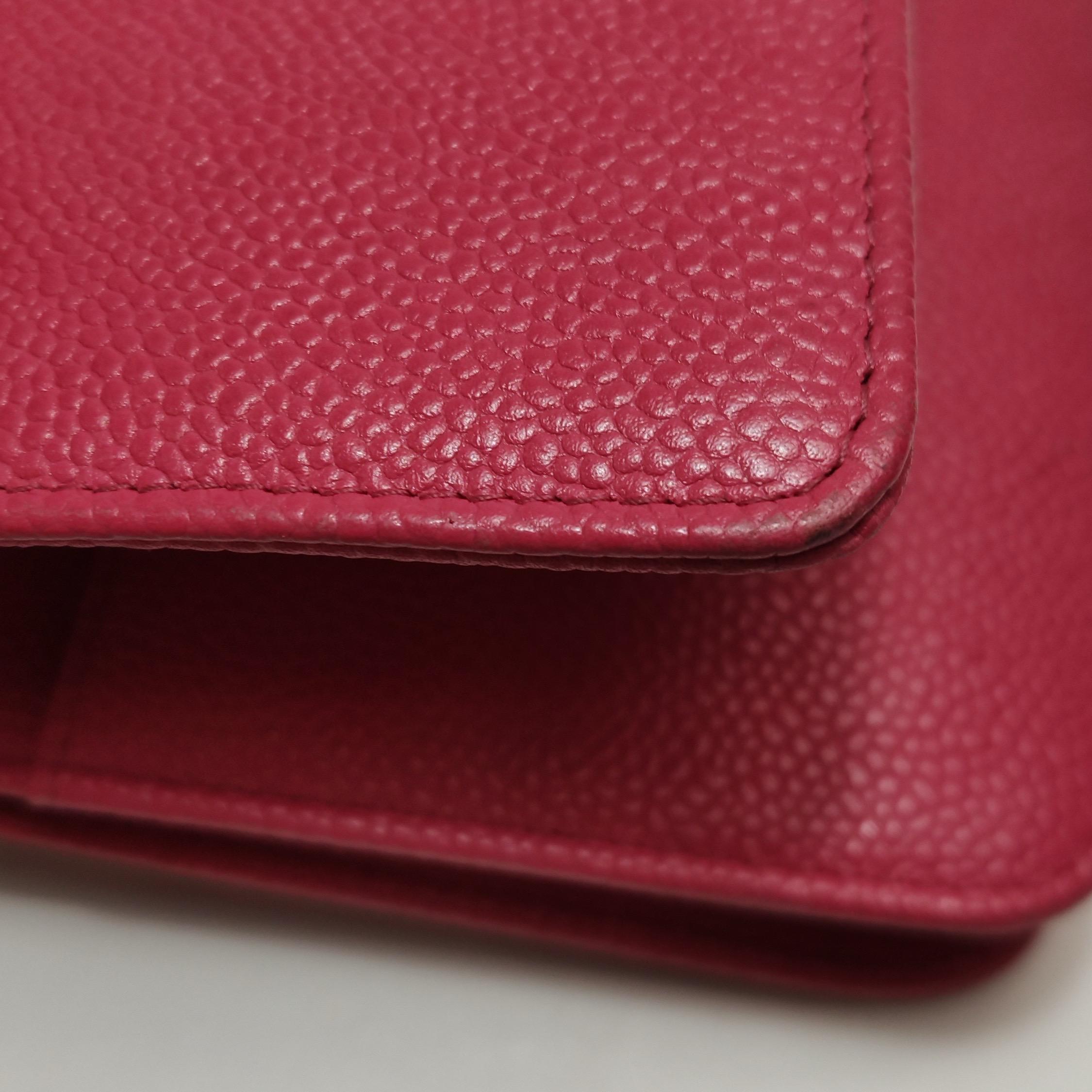 Chanel Portefeuille WOC sur chaîne Cuir caviar fuchsia avec logo émaillé en vente 13