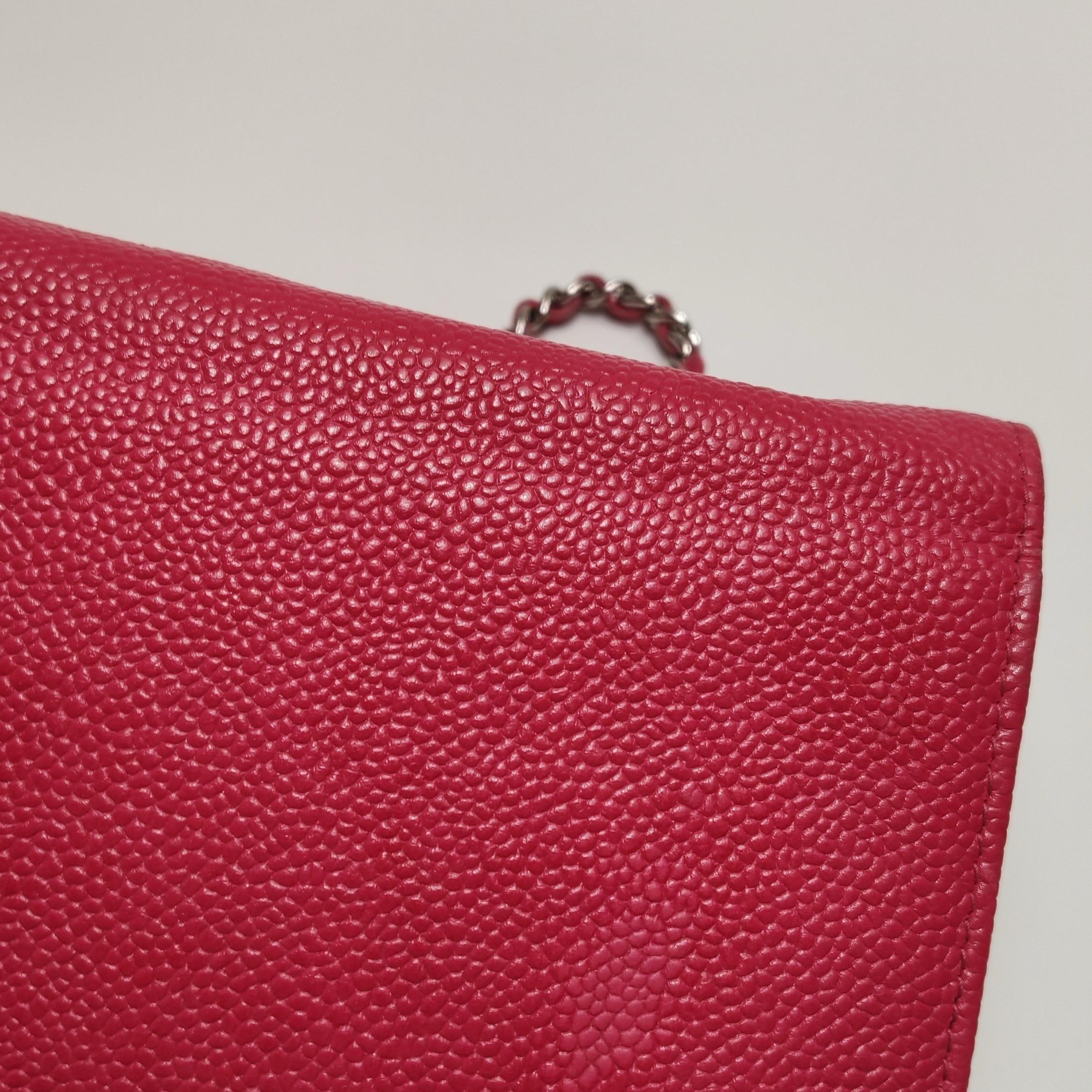 Chanel Portefeuille WOC sur chaîne Cuir caviar fuchsia avec logo émaillé en vente 14