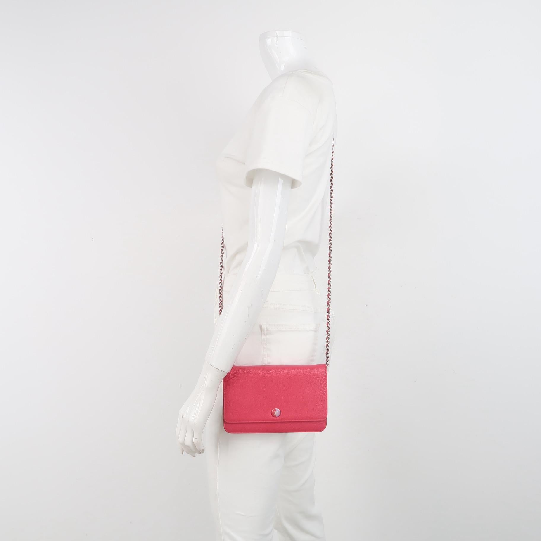 Chanel Portefeuille WOC sur chaîne Cuir caviar fuchsia avec logo émaillé
Il s'agit de photos professionnelles du sac offert par Luxbags.

Parfait pour toutes les occasions, le portefeuille Chanel sur chaîne WOC est confectionné en cuir de peau de