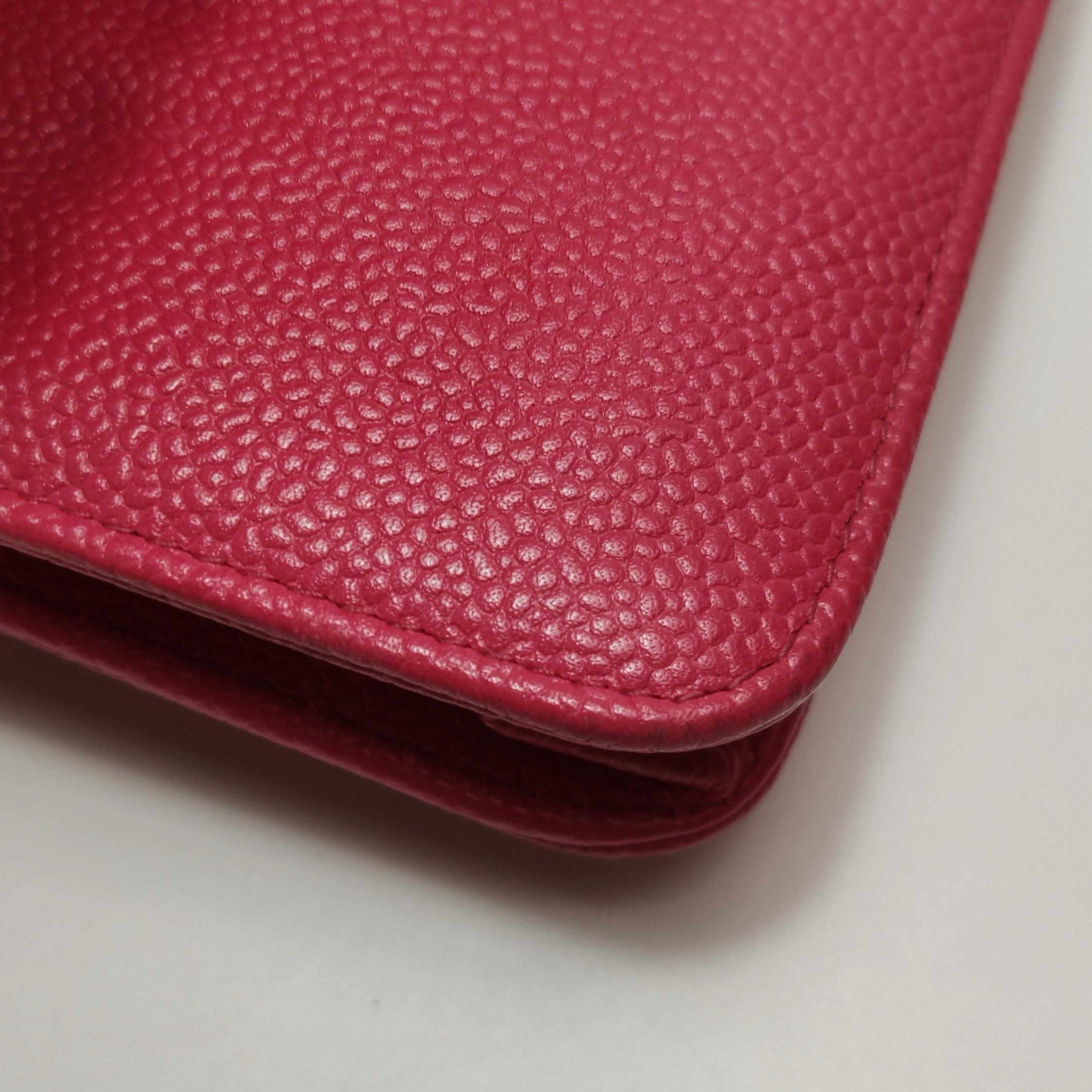 Chanel Portefeuille WOC sur chaîne Cuir caviar fuchsia avec logo émaillé en vente 15