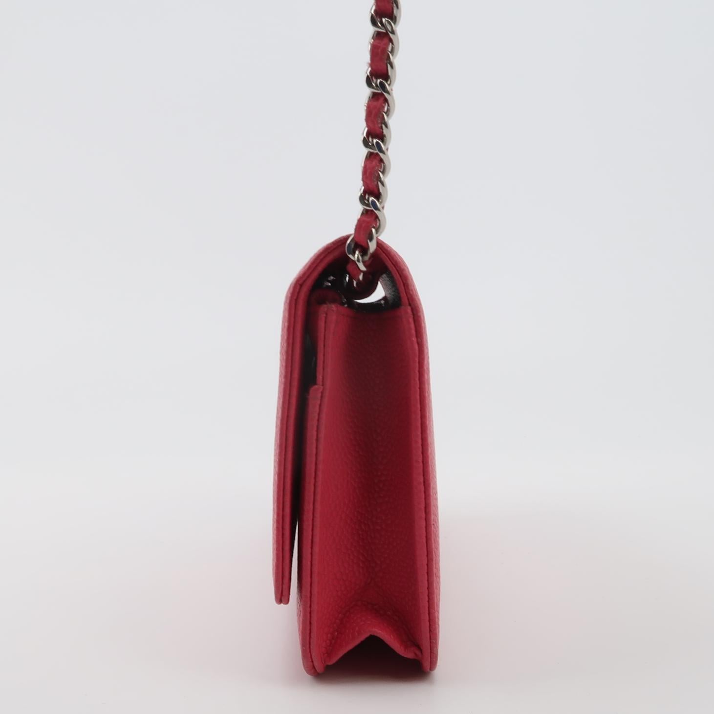 Rose Chanel Portefeuille WOC sur chaîne Cuir caviar fuchsia avec logo émaillé en vente