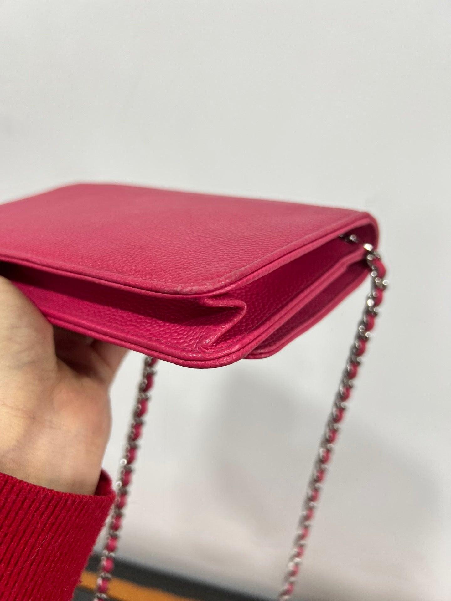 Chanel WOC Wallet on Chain Fuchsia Caviar Leather with Enamel Logo In Good Condition For Sale In AUBERVILLIERS, FR