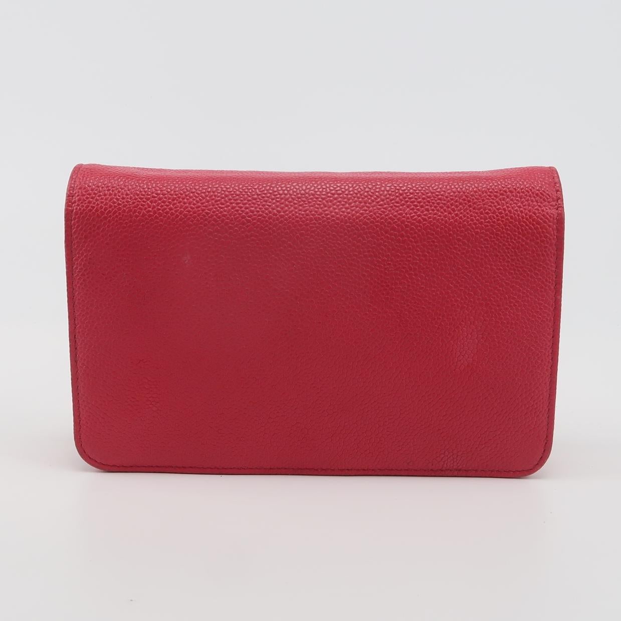 Chanel Portefeuille WOC sur chaîne Cuir caviar fuchsia avec logo émaillé Pour femmes en vente