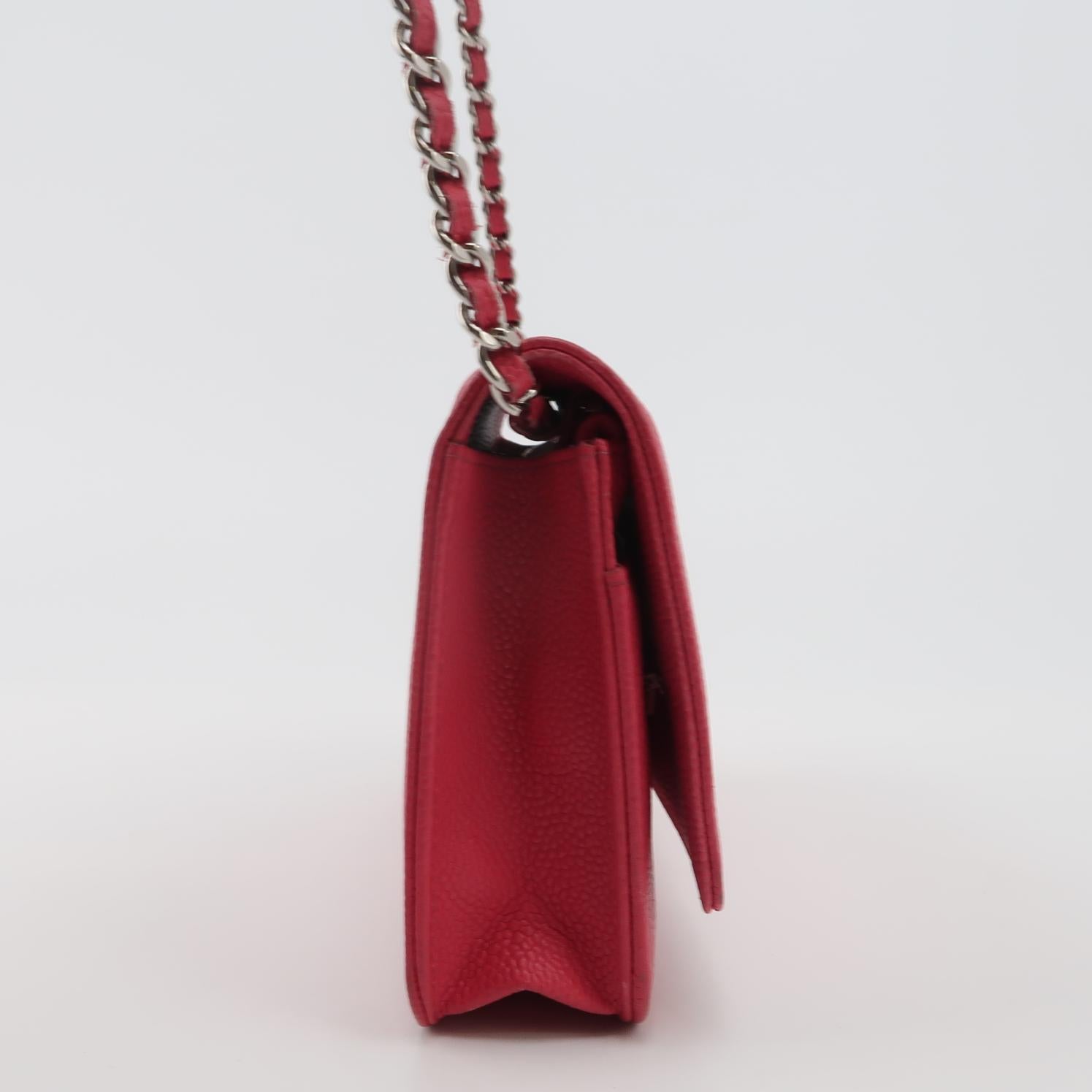 Chanel Portefeuille WOC sur chaîne Cuir caviar fuchsia avec logo émaillé en vente 1