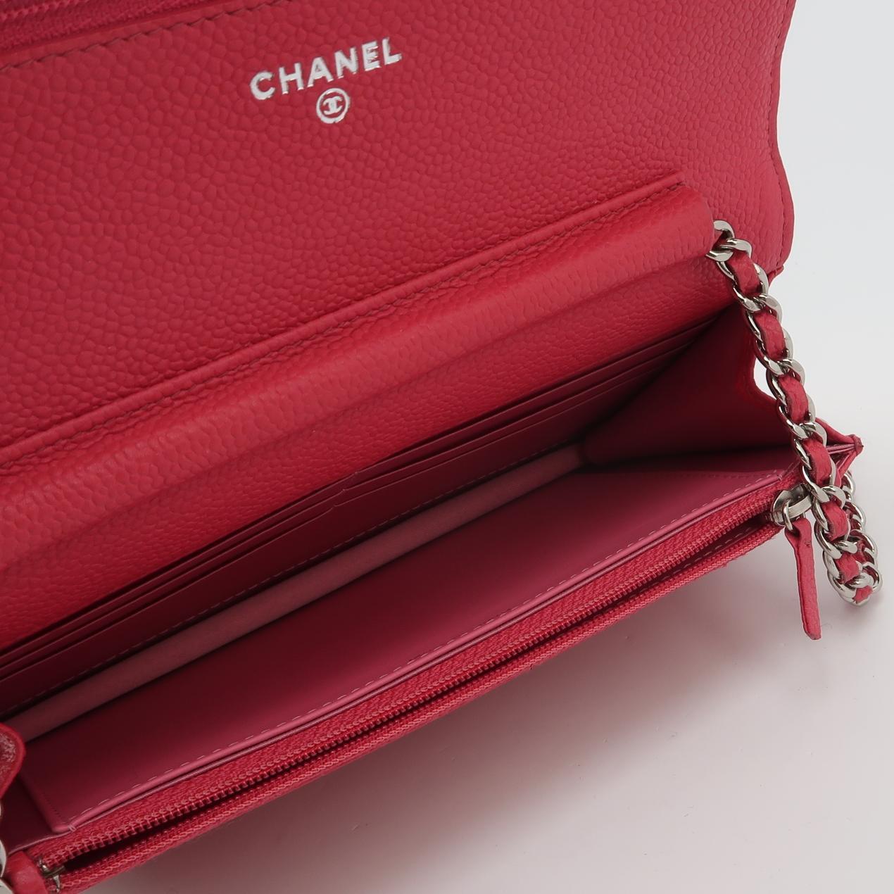 Chanel Portefeuille WOC sur chaîne Cuir caviar fuchsia avec logo émaillé en vente 2