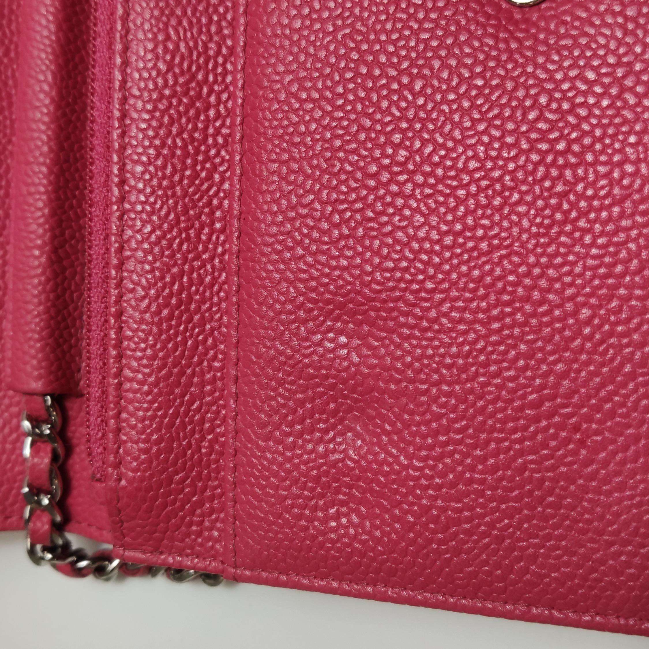 Chanel Portefeuille WOC sur chaîne Cuir caviar fuchsia avec logo émaillé en vente 3