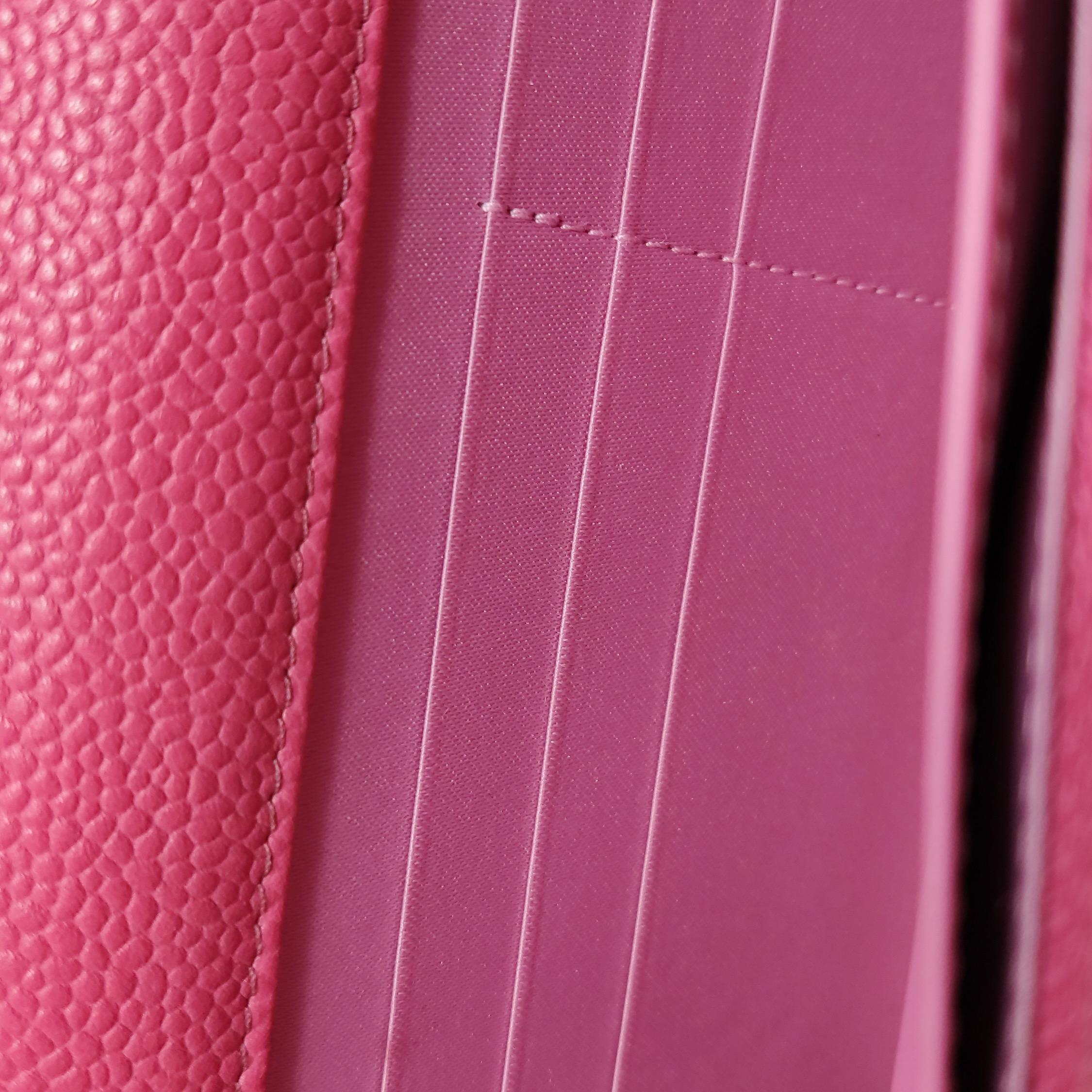 Chanel Portefeuille WOC sur chaîne Cuir caviar fuchsia avec logo émaillé en vente 4
