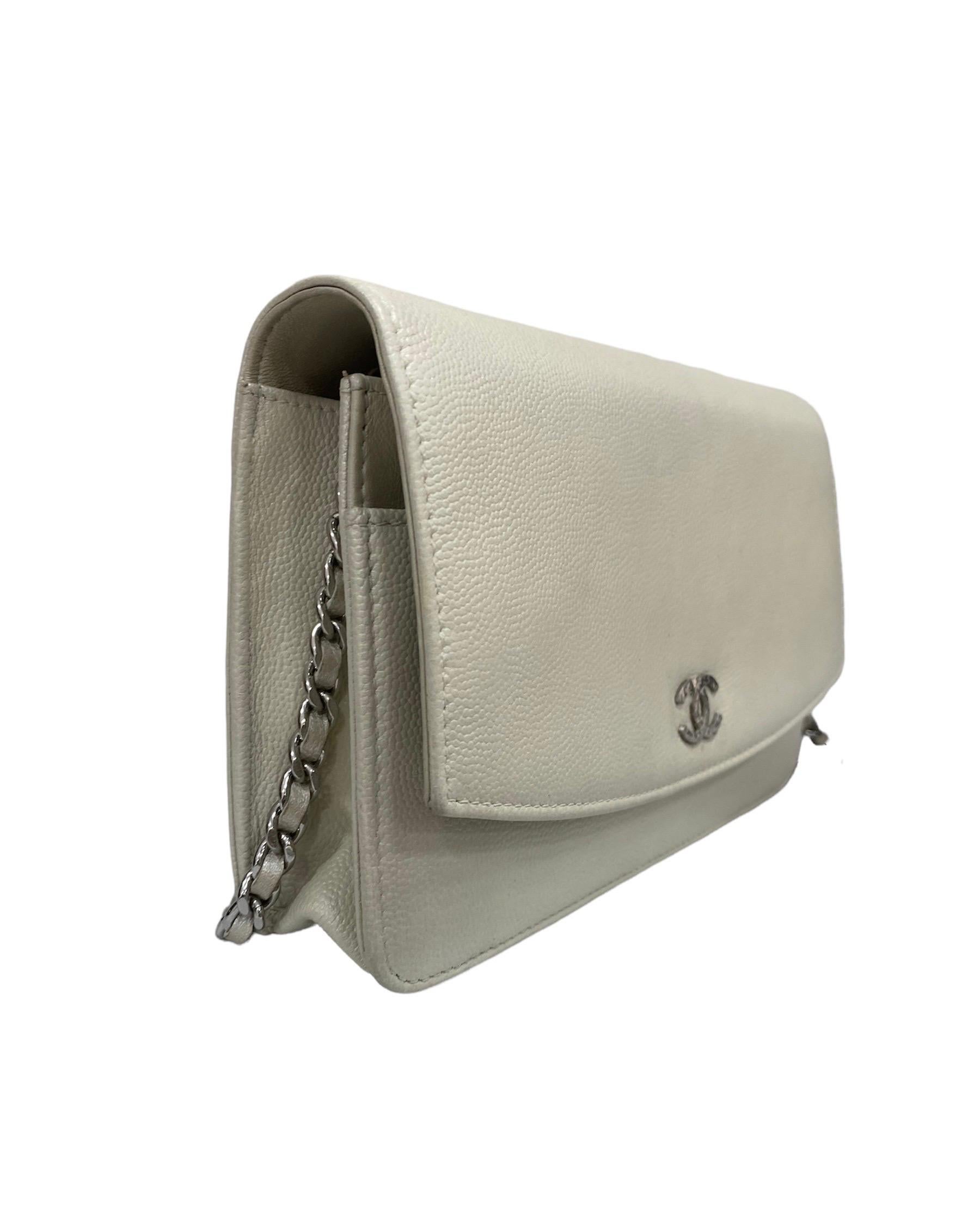 Chanel shoulder bag, Woc model, made of ice-colored hammered leather, with silver hardware.

Equipped with a flap with button closure, internally lined in gray canvas, roomy for the essentials.

Equipped with a leather and chain shoulder strap and