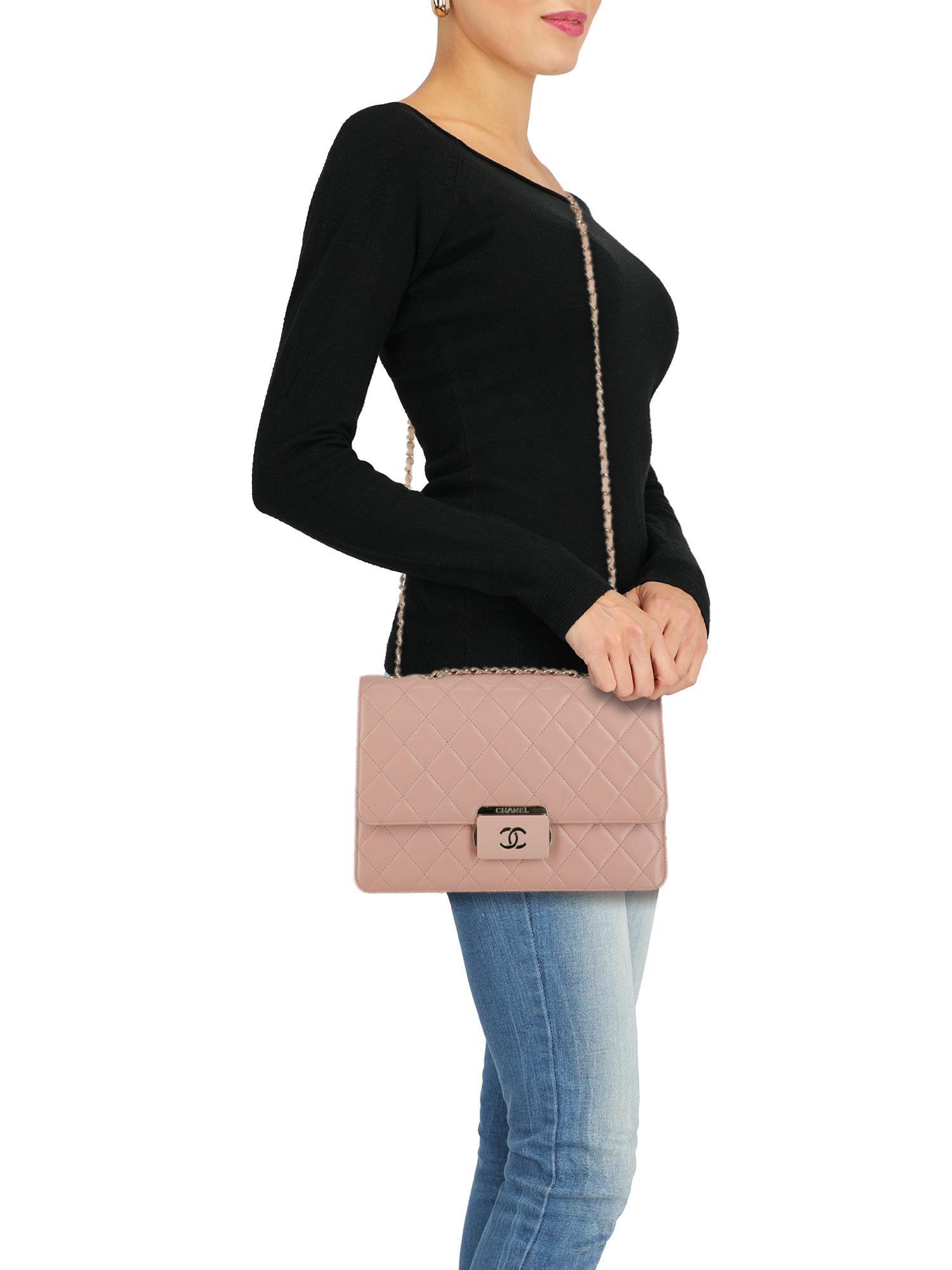 Shoulder bag, classic chain, leather, solid color, front logo, quilted, pressure lock closure, gold-tone hardware, internal zipped pocket, multiple internal compartments, leather lining, evening, occasion wear, day bag. Product Condition: Very Good.