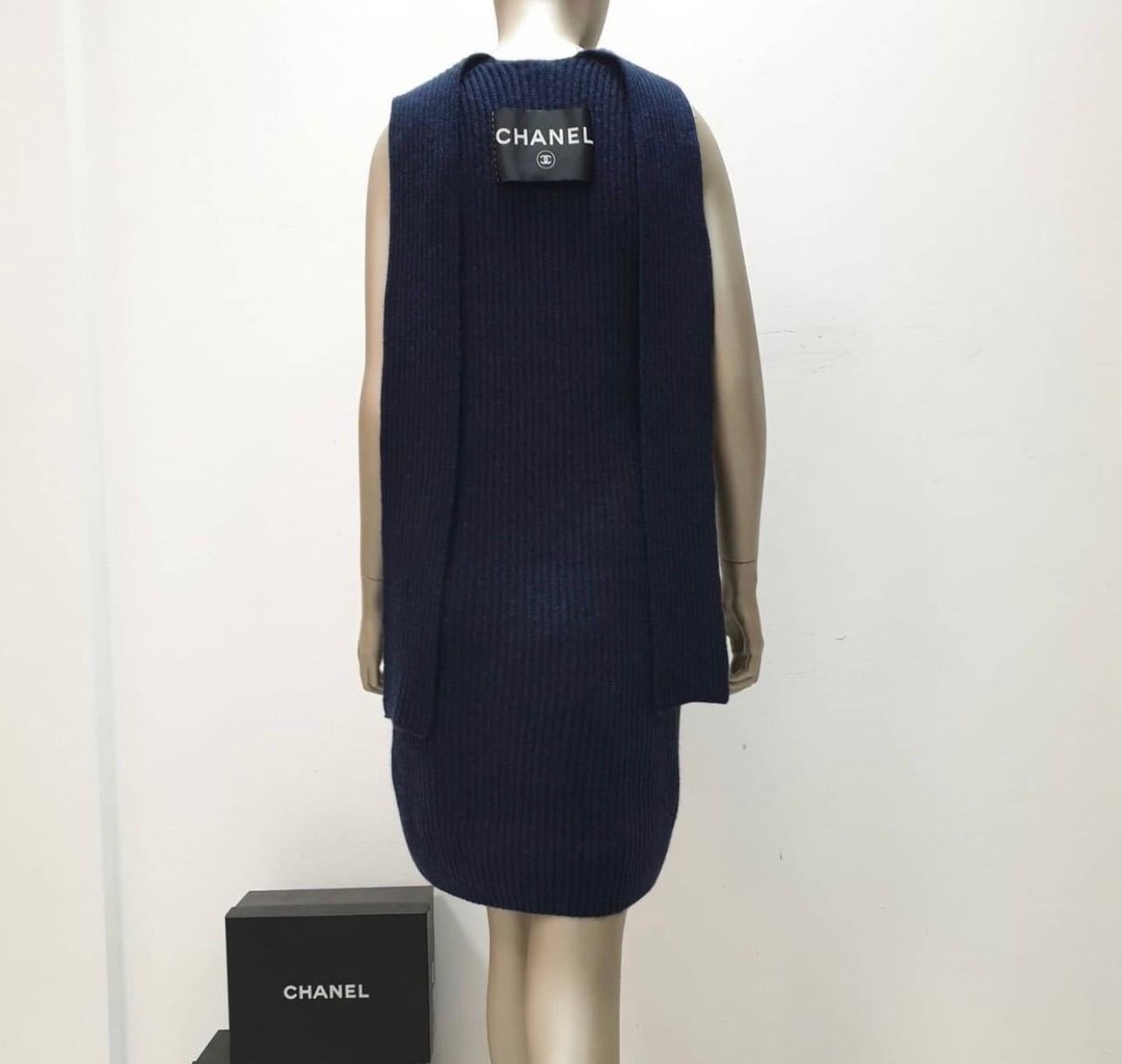 
Chanel Pre-Owned 2008  logo-patch cashmere ribbed dress.
circa 2008navy blue
cashmere
logo patch at the back
ribbed knit
U-neck
sleeveless 
Sz.40.
Condition is very good
