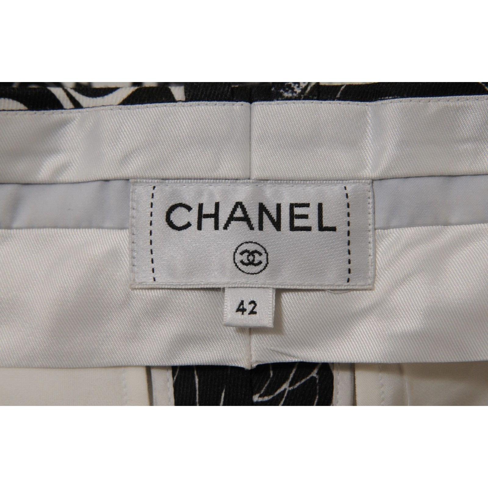 Chanel Frauen Camelia Floral CC Logo Shorts IT42 US10 Schwarz Weiß Seide Baumwolle im Angebot 7