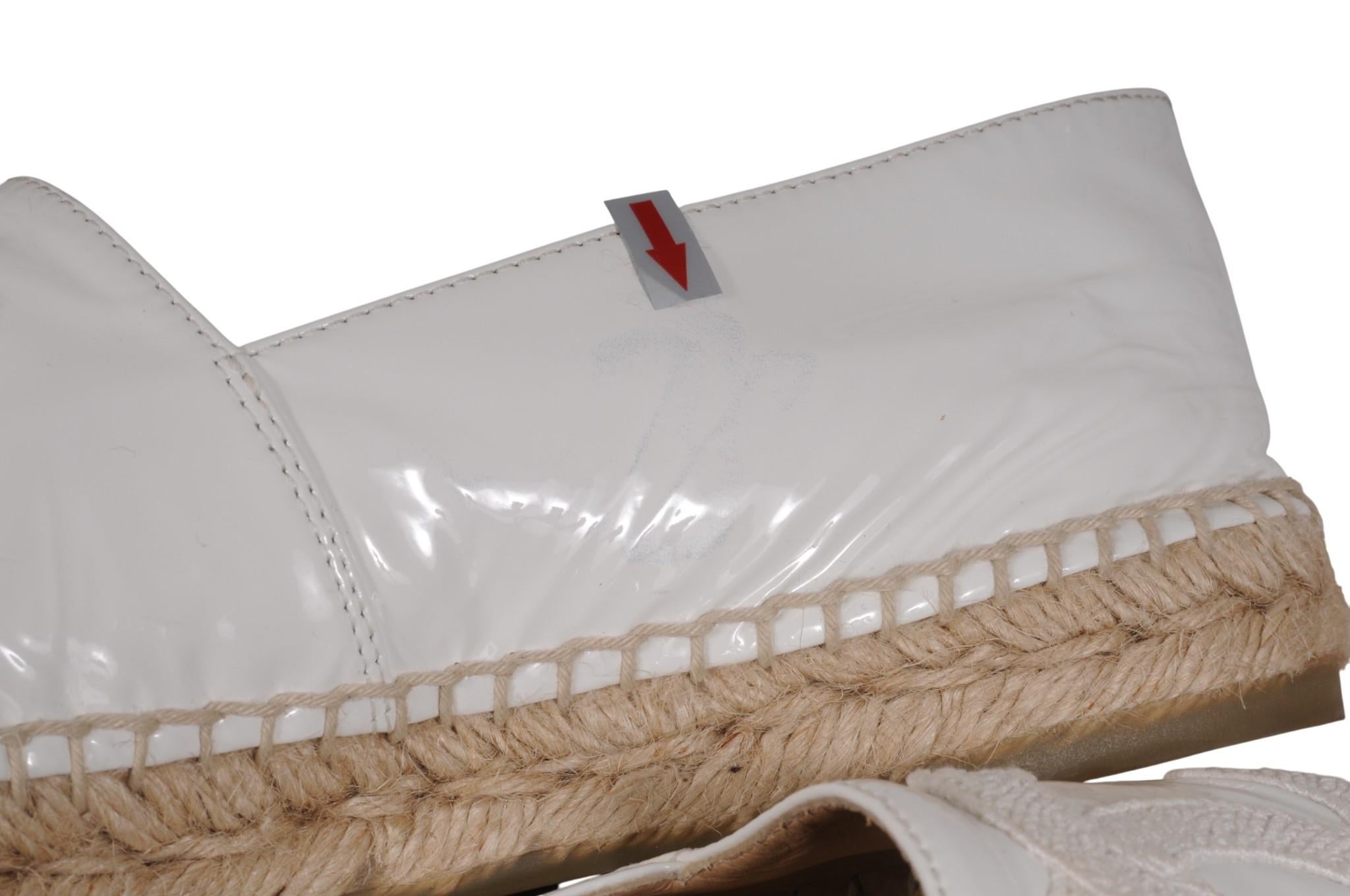 Chanel Damen CC Logo Espadrilles EU 39 US 9 Weiß Schwarz Lackleder Kork Sohle im Angebot 6