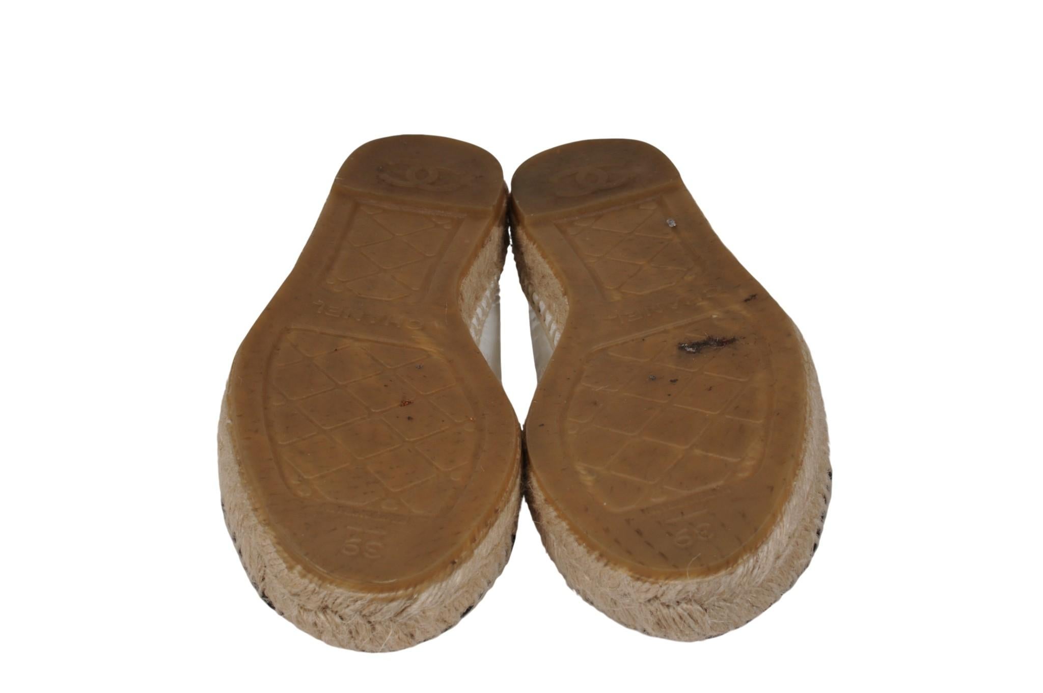 Chanel Damen CC Logo Espadrilles EU 39 US 9 Weiß Schwarz Lackleder Kork Sohle im Angebot 7