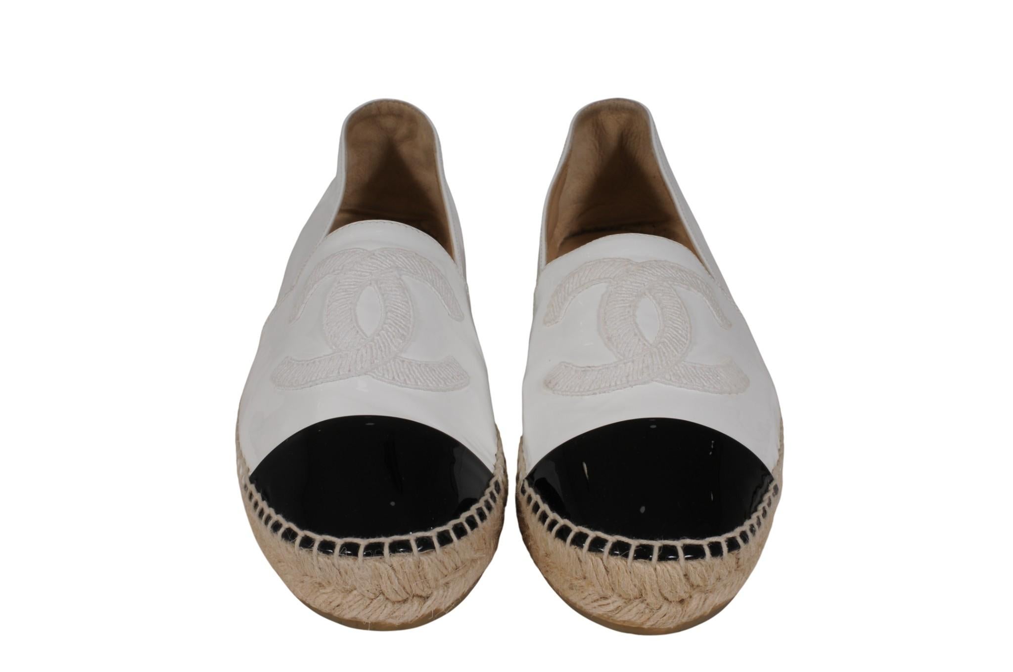 - Weißes und schwarzes Äußeres

- Tagged Größe 39

- Keine Box



Bedingung: 

Die Espadrilles sind in insgesamt sehr gutem Zustand mit keine größeren Unvollkommenheiten 



Abmessungen: ( Ungefähr in Zoll ) 

Einlegesohle: 10

Laufsohle: 10.25