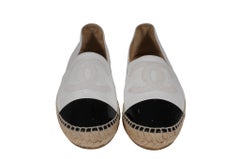 Chanel Damen CC Logo Espadrilles EU 39 US 9 Weiß Schwarz Lackleder Kork Sohle
