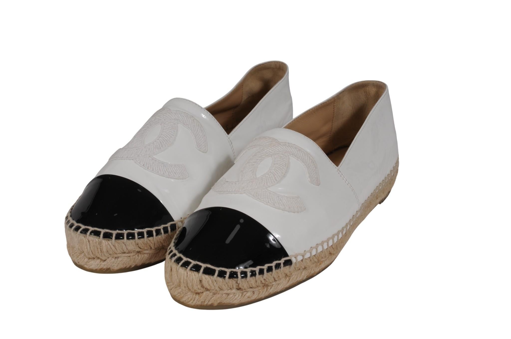 Chanel Damen CC Logo Espadrilles EU 39 US 9 Weiß Schwarz Lackleder Kork Sohle (Grau) im Angebot