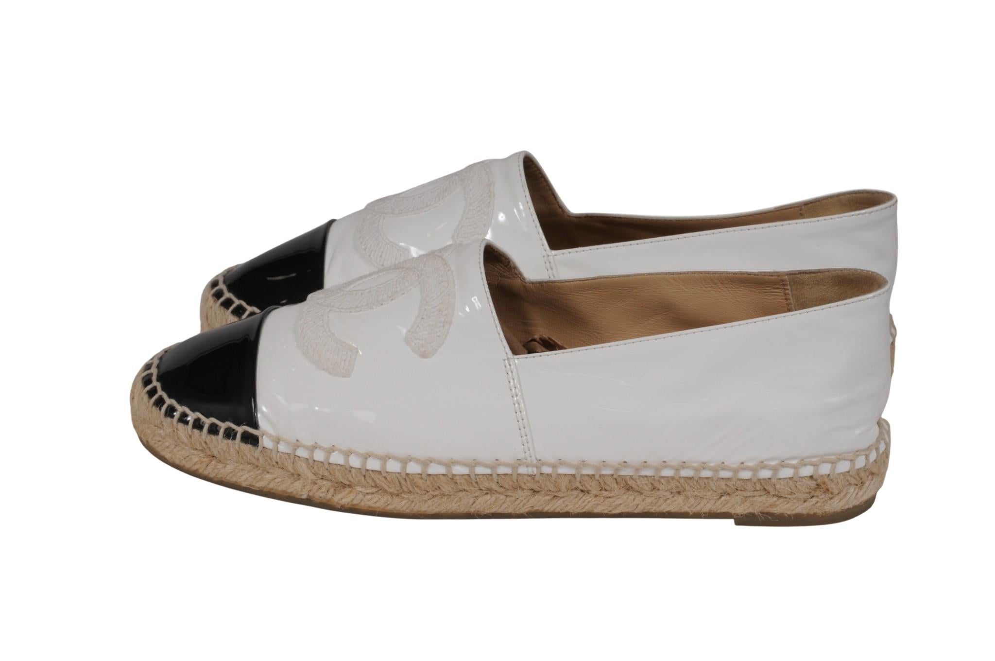 Chanel Damen CC Logo Espadrilles EU 39 US 9 Weiß Schwarz Lackleder Kork Sohle im Zustand „Gut“ im Angebot in North Miami, FL