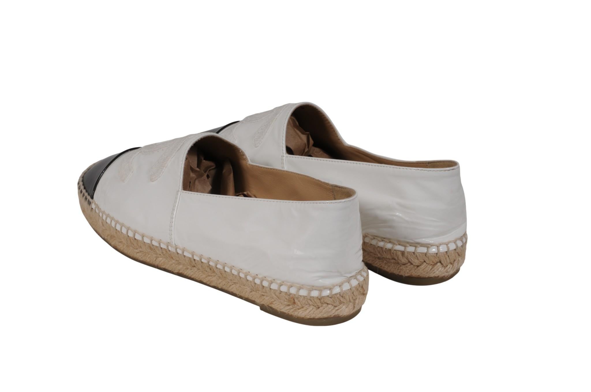 Chanel Damen CC Logo Espadrilles EU 39 US 9 Weiß Schwarz Lackleder Kork Sohle im Angebot 1