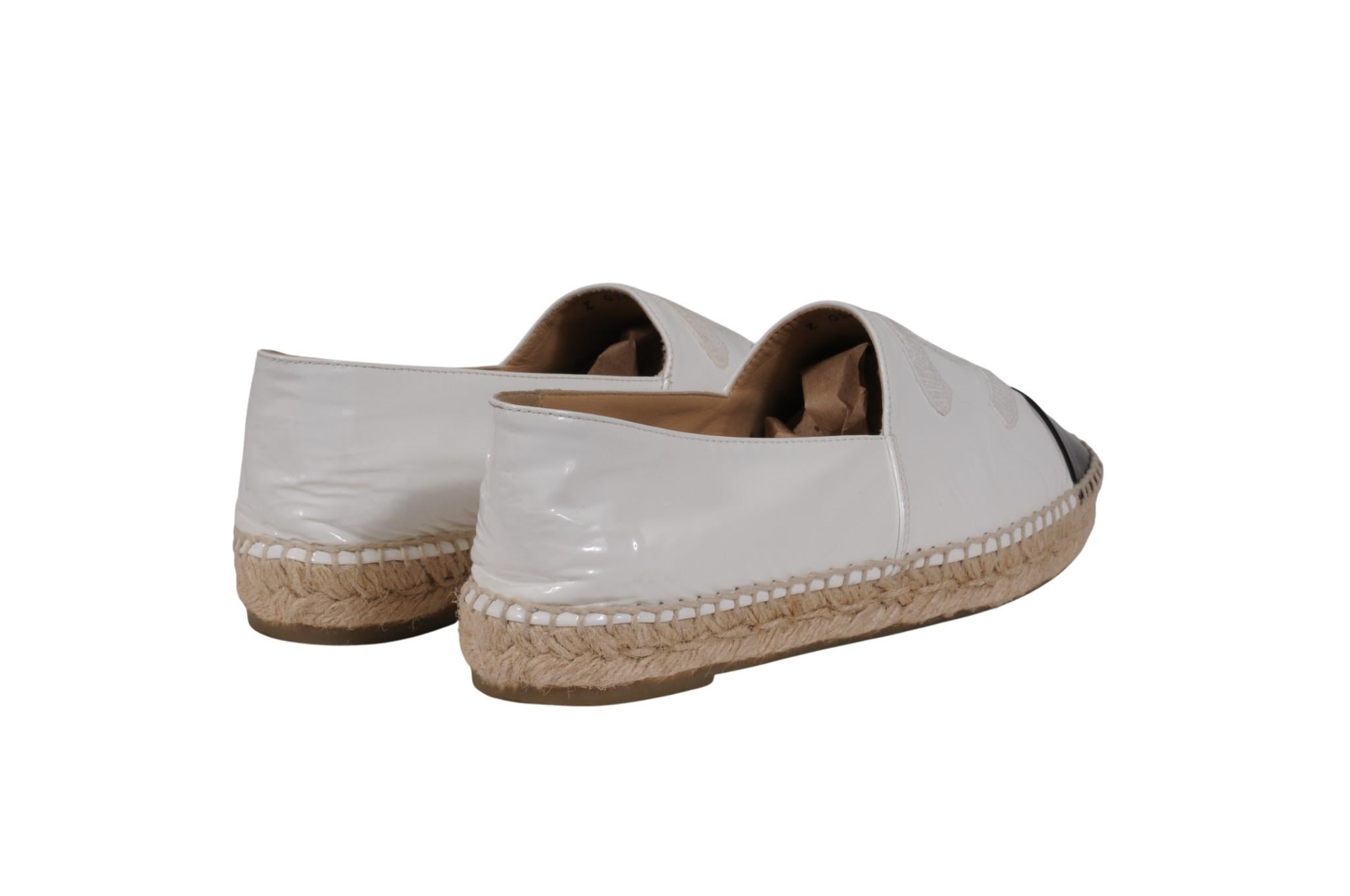 Chanel Damen CC Logo Espadrilles EU 39 US 9 Weiß Schwarz Lackleder Kork Sohle im Angebot 3