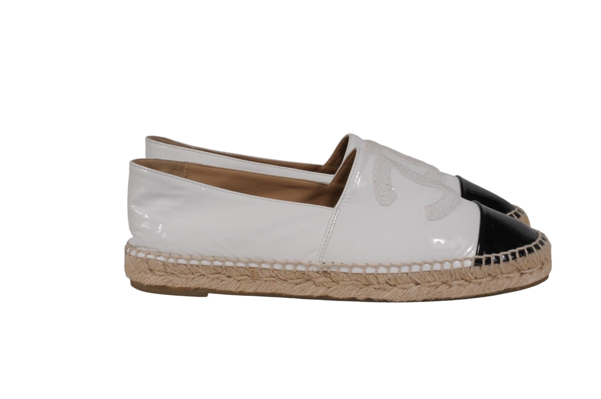 Chanel Damen CC Logo Espadrilles EU 39 US 9 Weiß Schwarz Lackleder Kork Sohle im Angebot 4