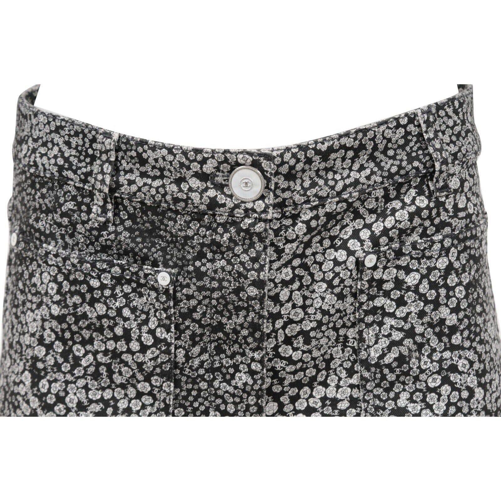 Chanel Mujer CC Logo Estampado Floral Camelia Jean FR40 Negro Blanco Algodón Elástico en Excelente estado para la venta en North Miami, FL