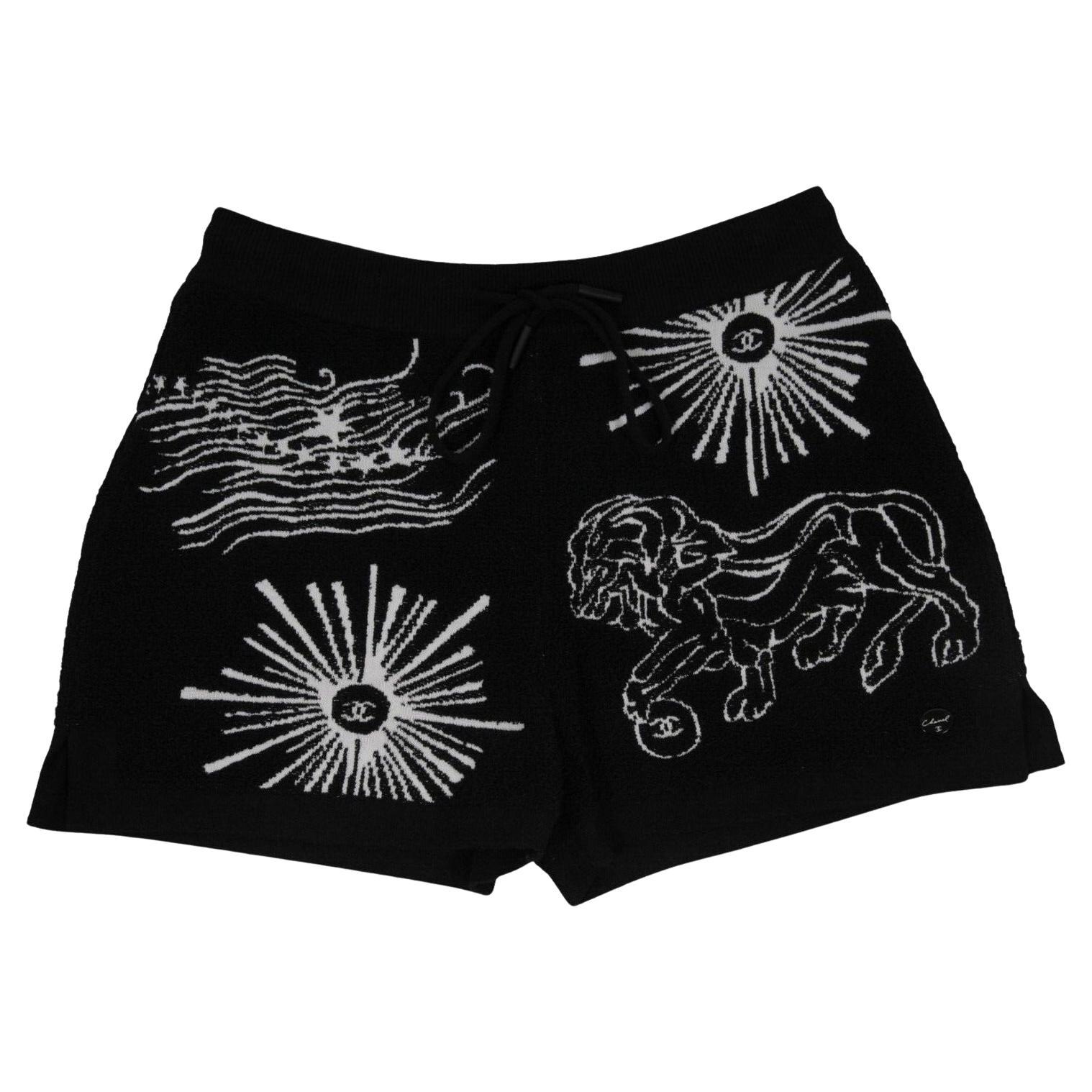- Negro Blanco exterior



- Tagged talla 36



- Hecho de 70% algodón 30% poliamida



- Pequeña decoración Chanel en la parte inferior de la pierna izquierda





Estado: 



Los pantalones cortos están en general en muy buen estado, sin grandes