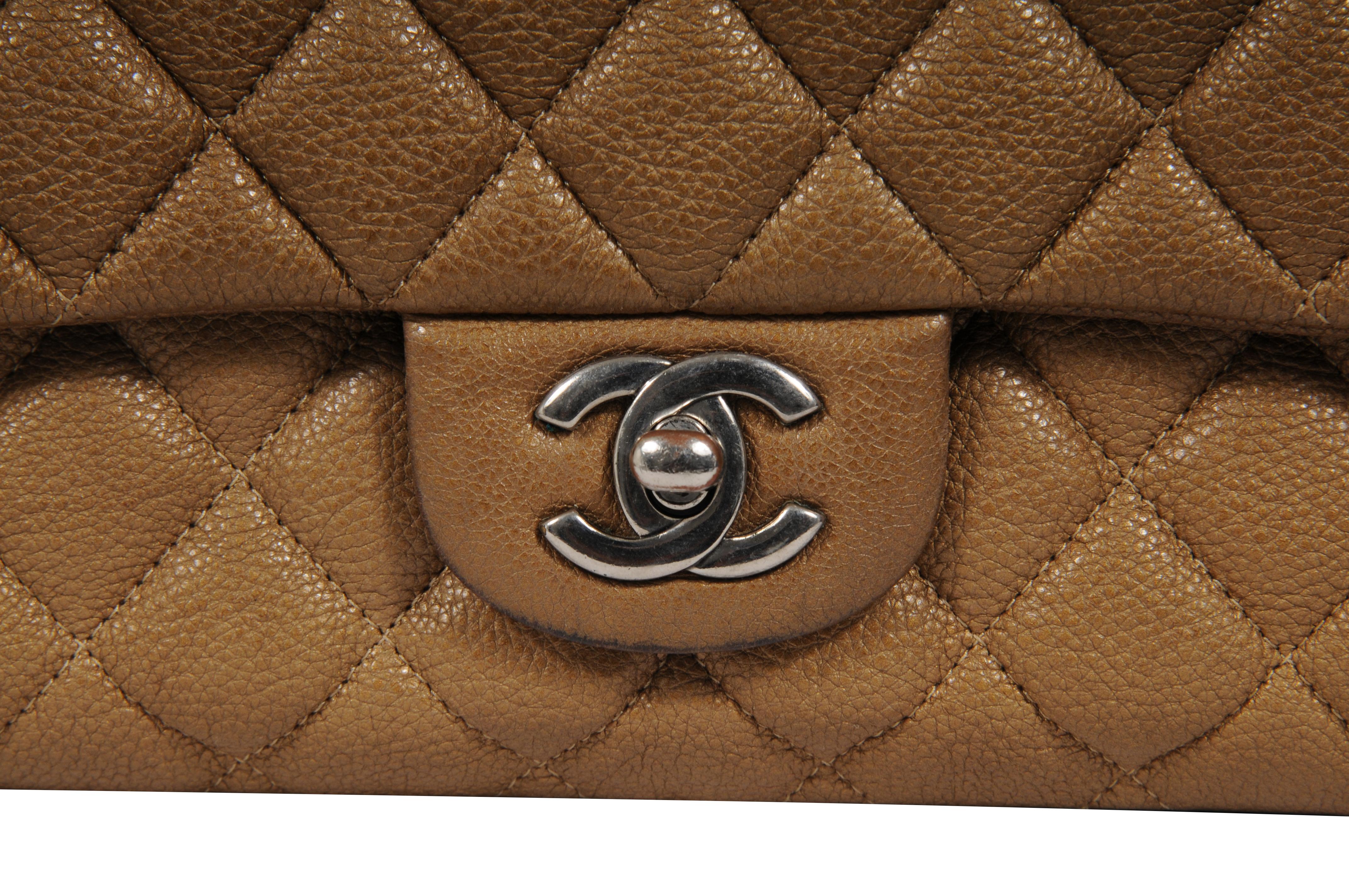 - Extérieur caramel

- Cuir caviar

- Maillon de chaîne en argent fileté

- Livré avec une boîte de remplacement

- N'est pas livré avec un sac à poussière



Condit : 

Le sac est dans un état général décent compte tenu de son âge, il y a des