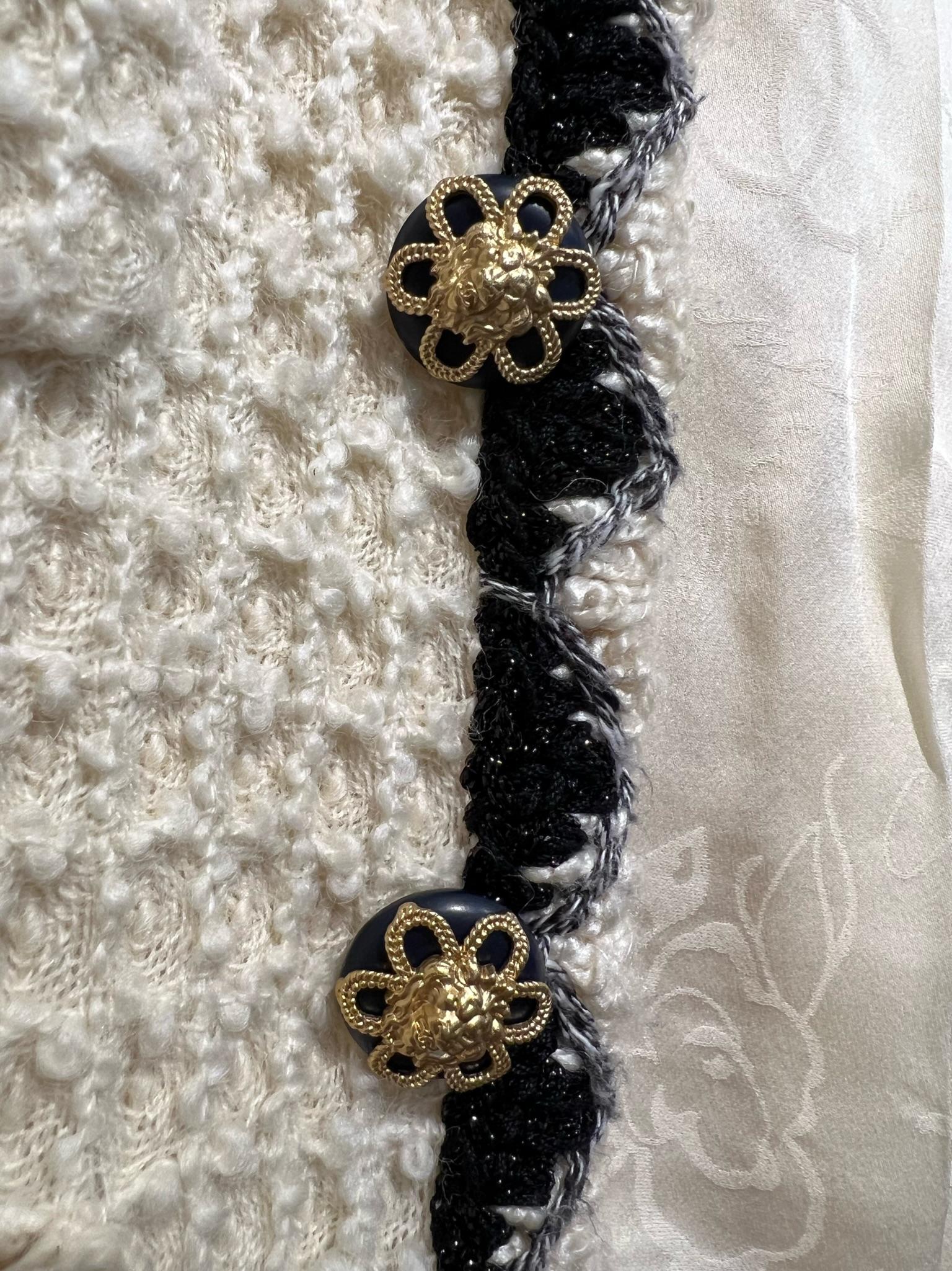 Chanel Women´s Jacket Cream With Black Trim Buttons With Gold Flowers. A classy Design