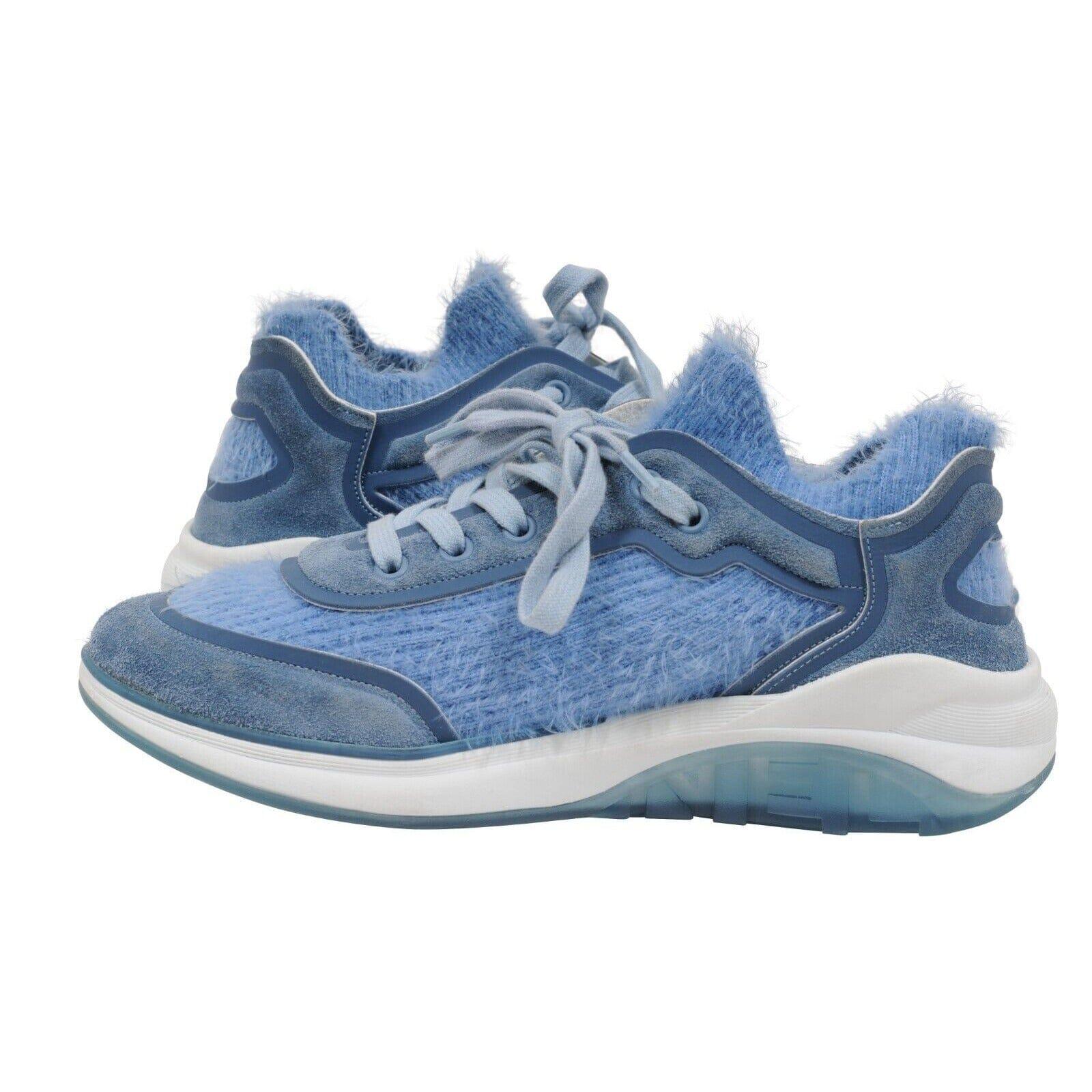 - Blau außen

- Tagged Größe 38

- Keine Box



Bedingung: 

Die Schuhe sind in insgesamt anständigen Zustand mit keine größeren Mängel 



Abmessungen: ( Ungefähr in Zoll ) 

Einlegesohle: 9.5

Laufsohle: 10.5
