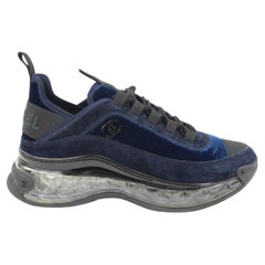 Chanel Chanel Damen 20A Blaue gesteppte Bubble Sneakers aus Samt mit durchsichtigem Plateausohle 44c217s