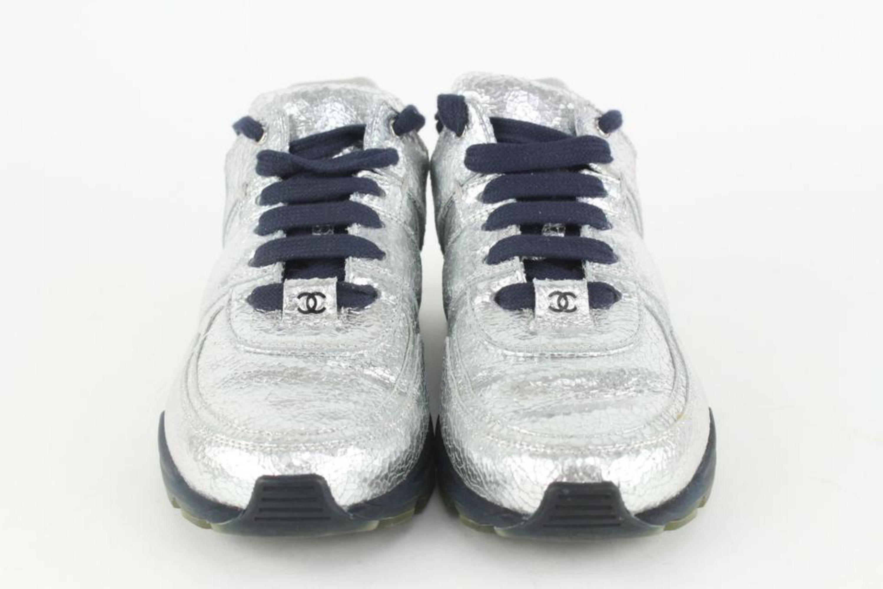 Chanel Women's 38 G31711 Silver Quilted CC Trainer Sneaker 2CC1116 In Good Condition For Sale In Dix hills, NY