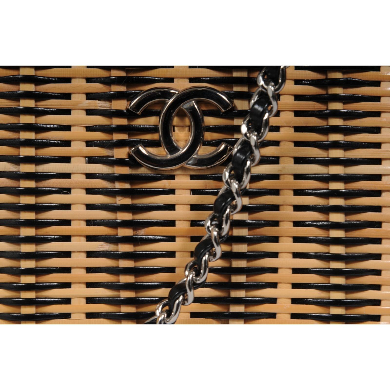 Chanel Womens Calfskin Raffia Small Vanity Case Bag Black Beige Crossbody Tote In Excellent Condition For Sale In North Miami, FL