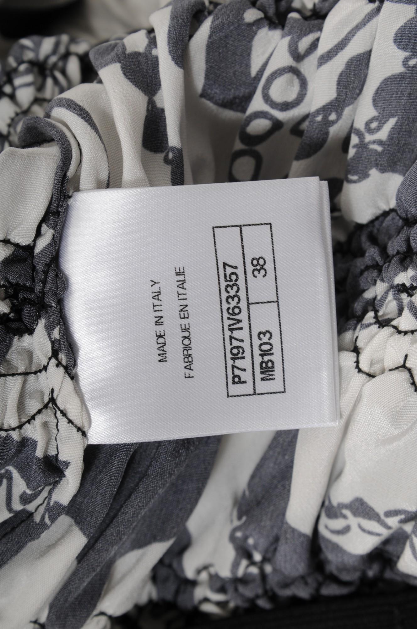 Chanel Damen CC Logo 22C Print Halter Top Größe IT 38 Weiß Schwarz Seide Bluse im Angebot 7