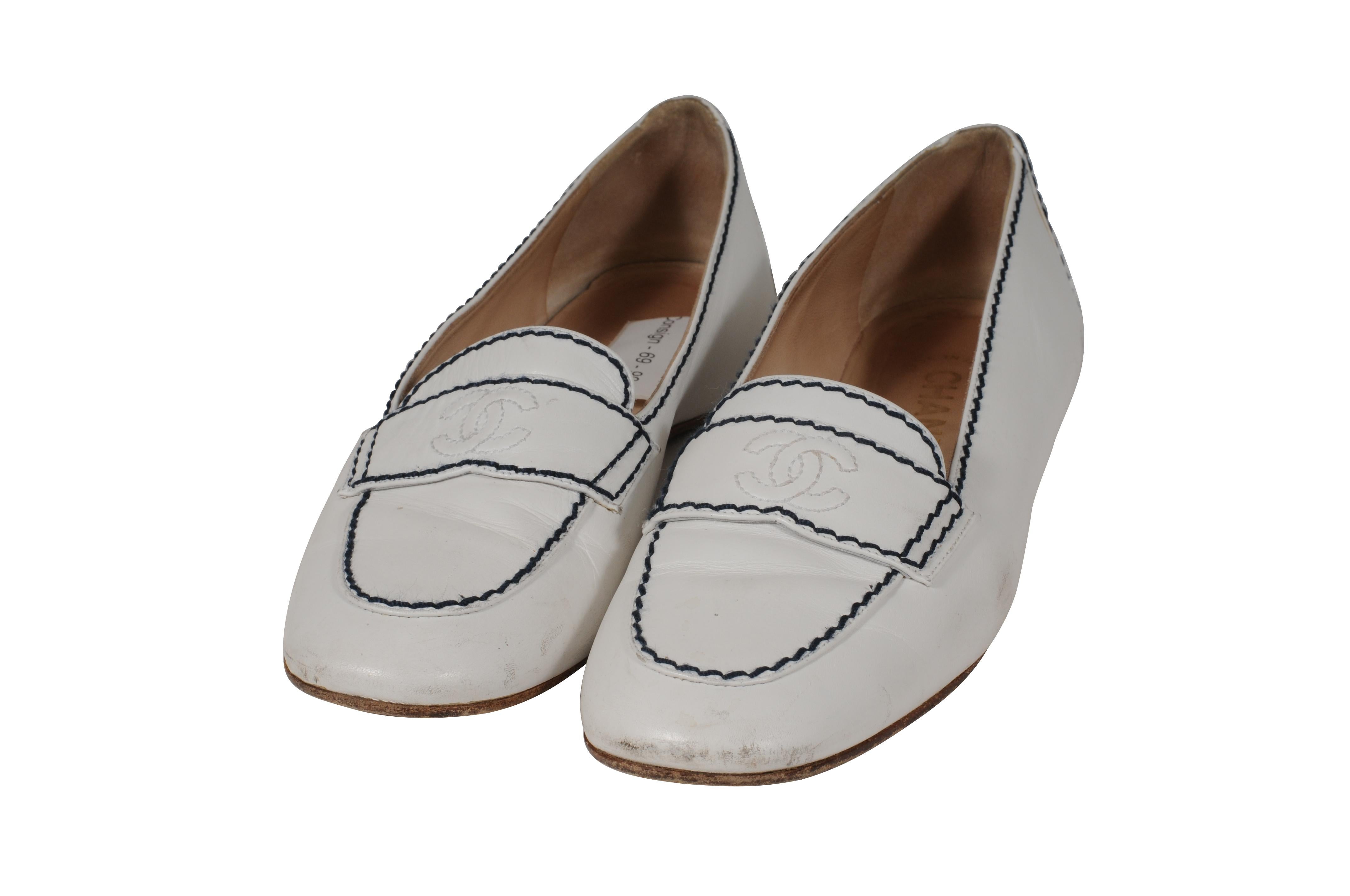 Chanel Damen CC Logo Flats US 7.5 EU 37.5 Weiß Leder Blau Stitching (Grau) im Angebot