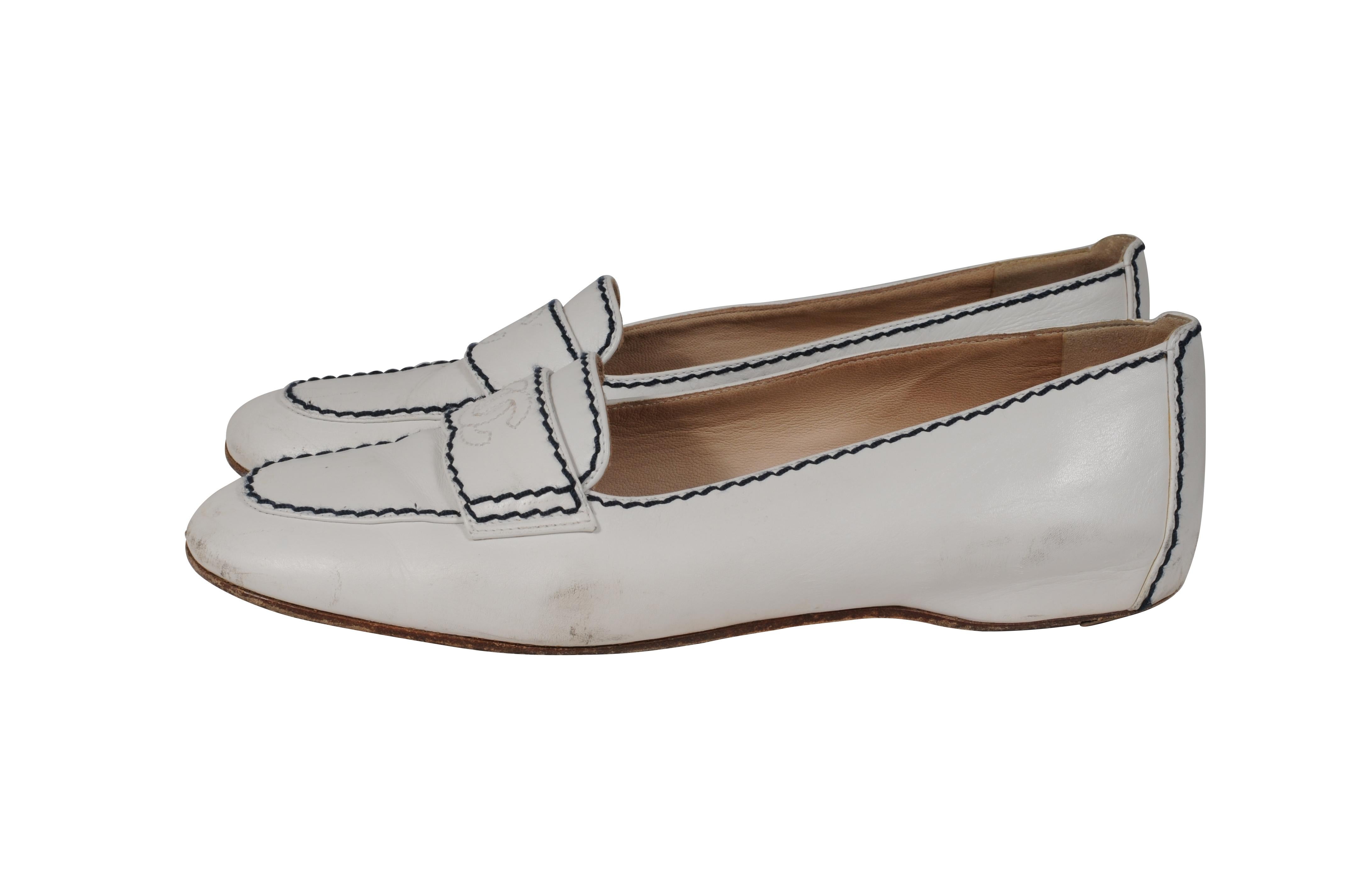 Chanel Damen CC Logo Flats US 7.5 EU 37.5 Weiß Leder Blau Stitching im Zustand „Gut“ im Angebot in North Miami, FL