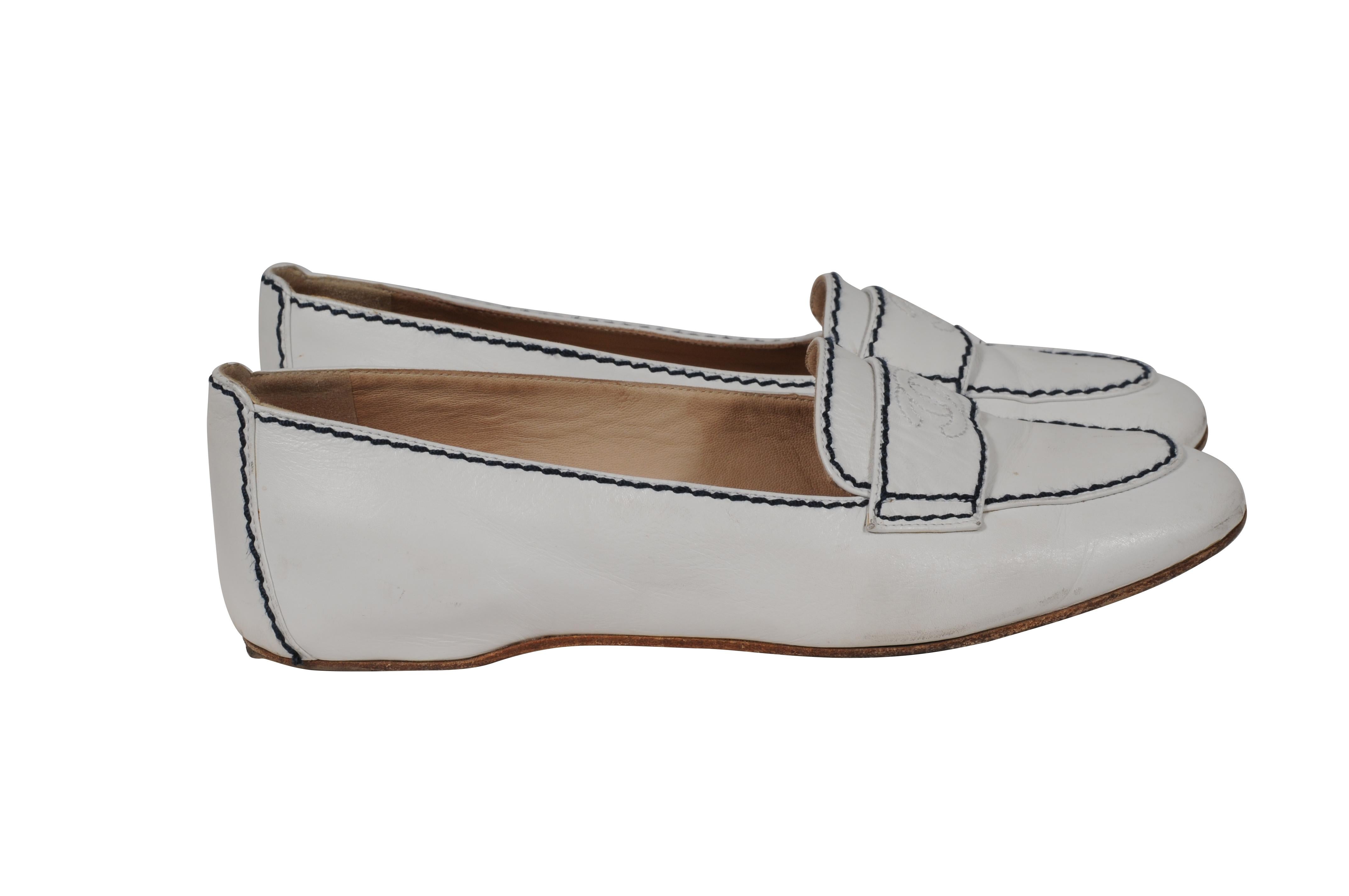 Chanel Damen CC Logo Flats US 7.5 EU 37.5 Weiß Leder Blau Stitching im Angebot 4