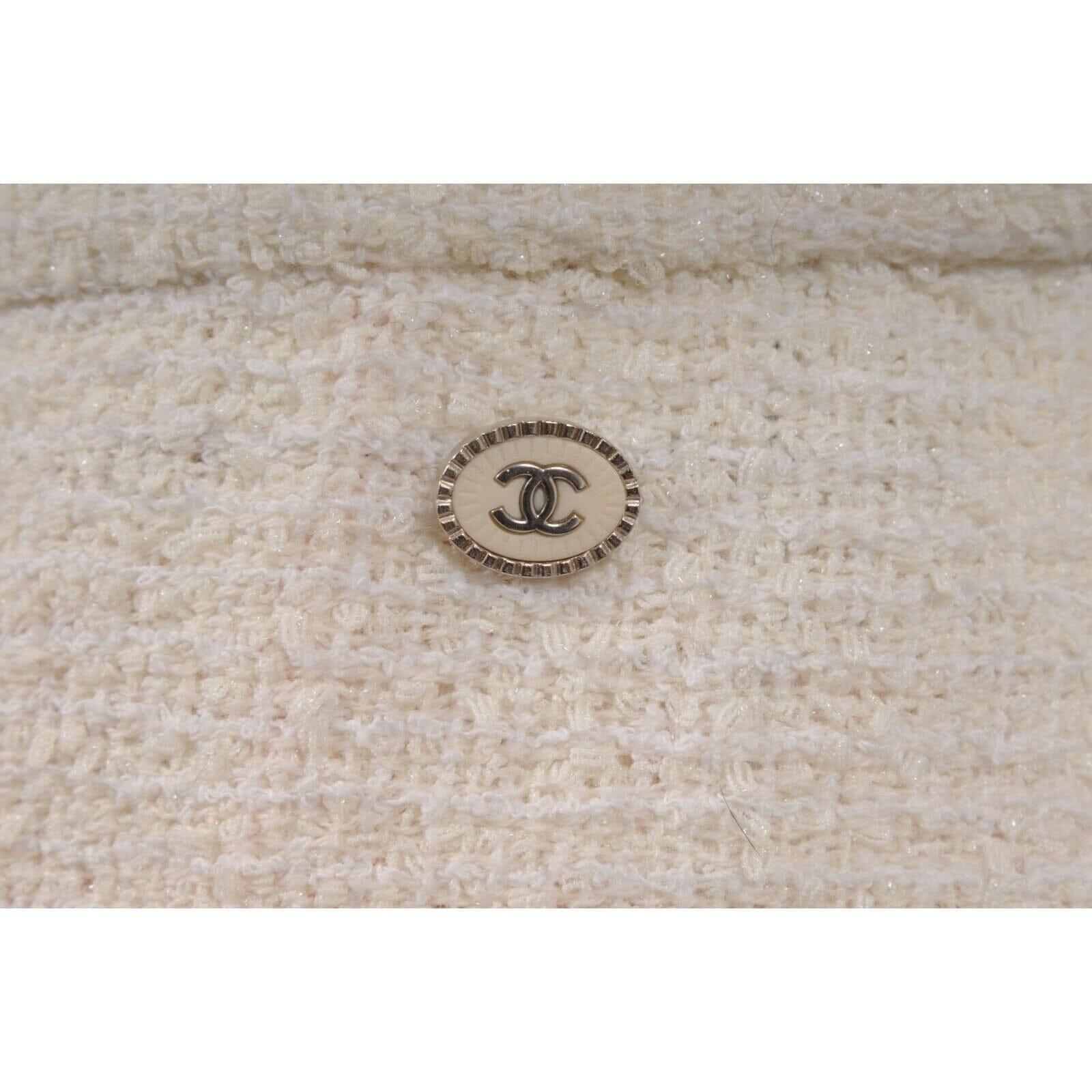 Chanel Womens CC Logo Mini Skirt 40 Nude Tan White Cargo Pocket Tweed Knit Pour femmes en vente